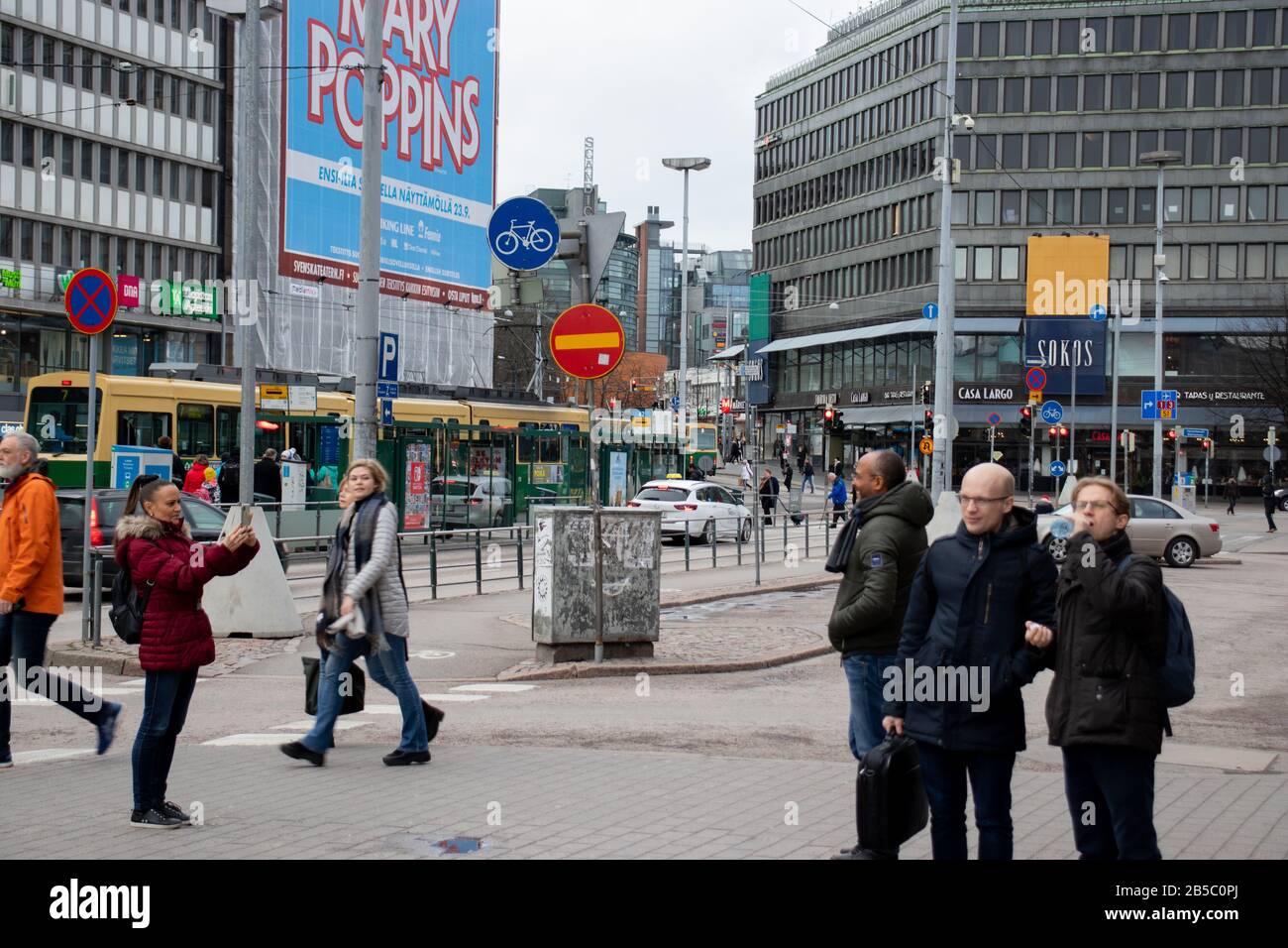 Helsinki, Finlande - 3 mars 2020: Foule dans la rue du centre d'Helsinki avec trafic urbain , éditorial illustratif Banque D'Images
