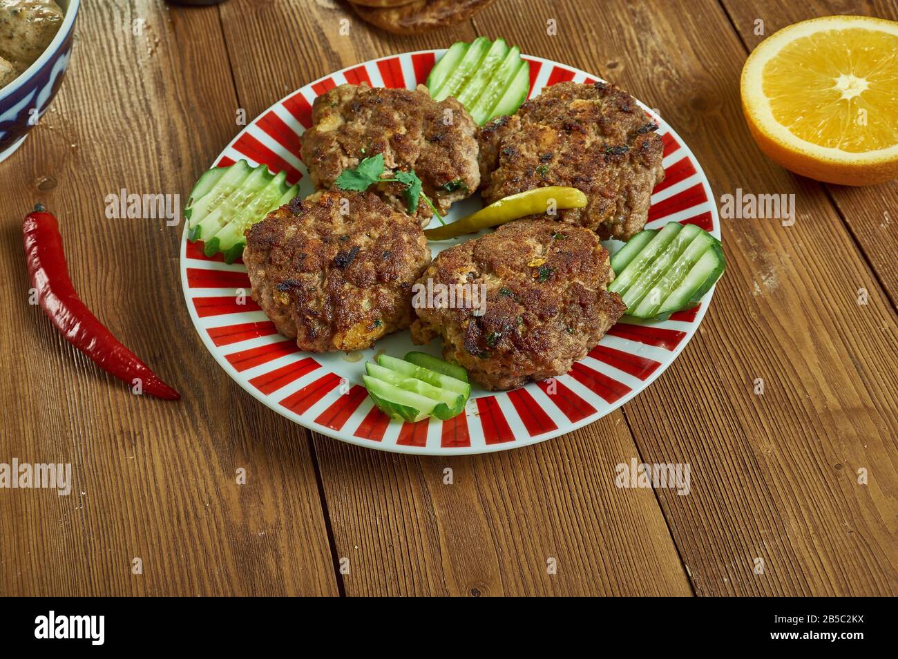 Shami kebab, variété de kebab, originaire du sous-continent indien, cuisine Awadhi, plats indiens traditionnels assortis, vue sur le dessus. Banque D'Images