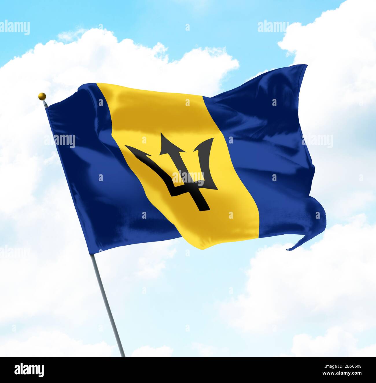 Drapeau national de la Barbade Élevé avec ciel et nuages en arrière-plan Banque D'Images