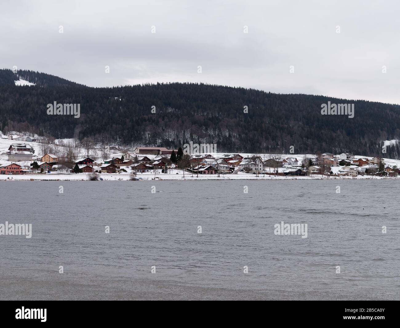 Vue sur le lac de Joux (lac de Joux) et la vallée de Joux à l'Abbaye, en Suisse, en hiver. Banque D'Images