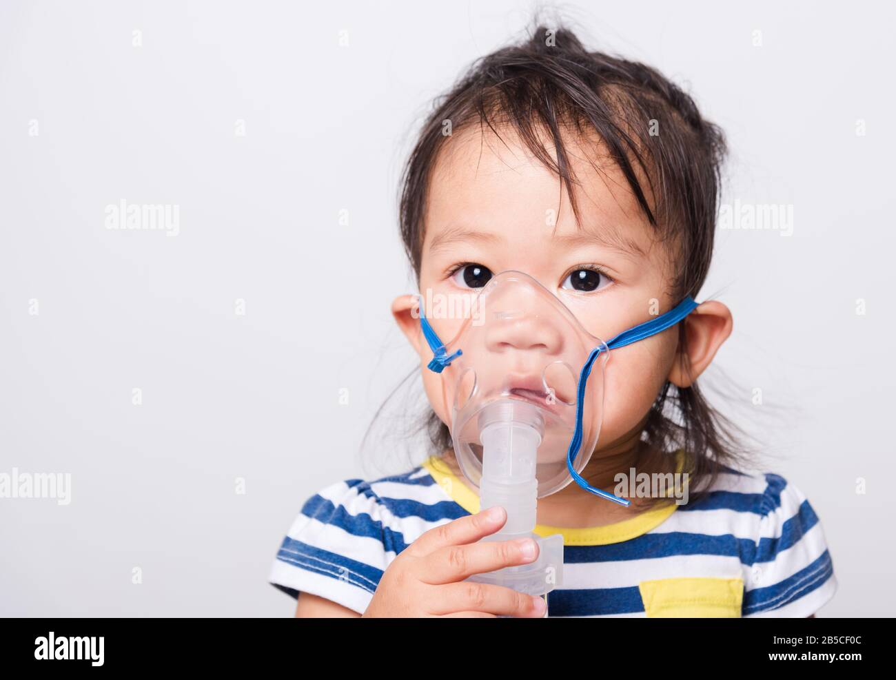 Gros Visage Asiatique Petite Fille De Bebe Malade A L Aide De L Inhalateur A Vapeur Masque De Nebuliseur S Inhaler Sur Fond Blanc Avec Espace De Copie Sante Medica Photo Stock Alamy