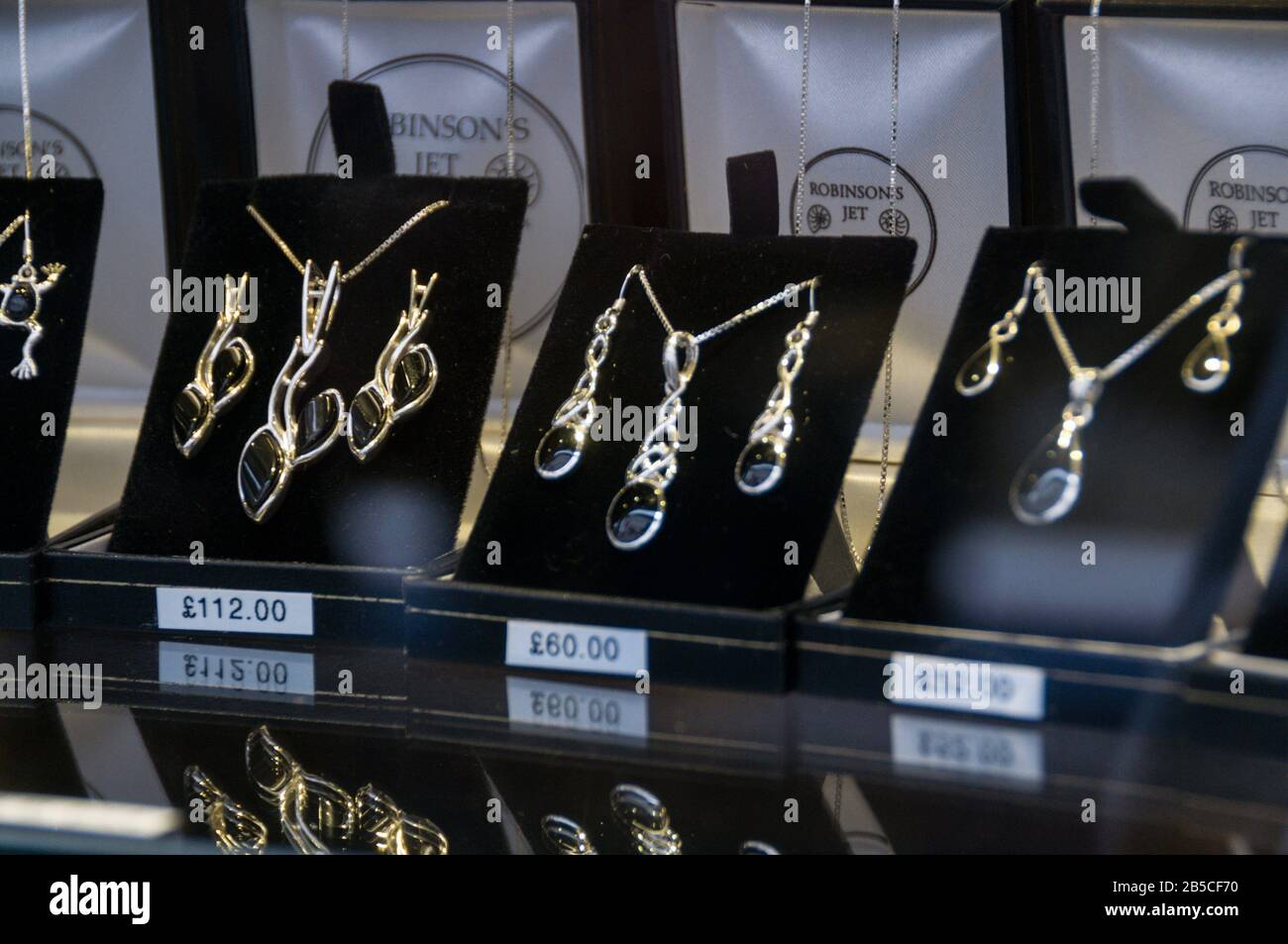 Une vitrine de colliers faits à la main Whitby Black Jet et des anneaux d'oreille assortis chez W. Hammond, le célèbre bijoutier original Whitby Black Jet à Church St. Banque D'Images