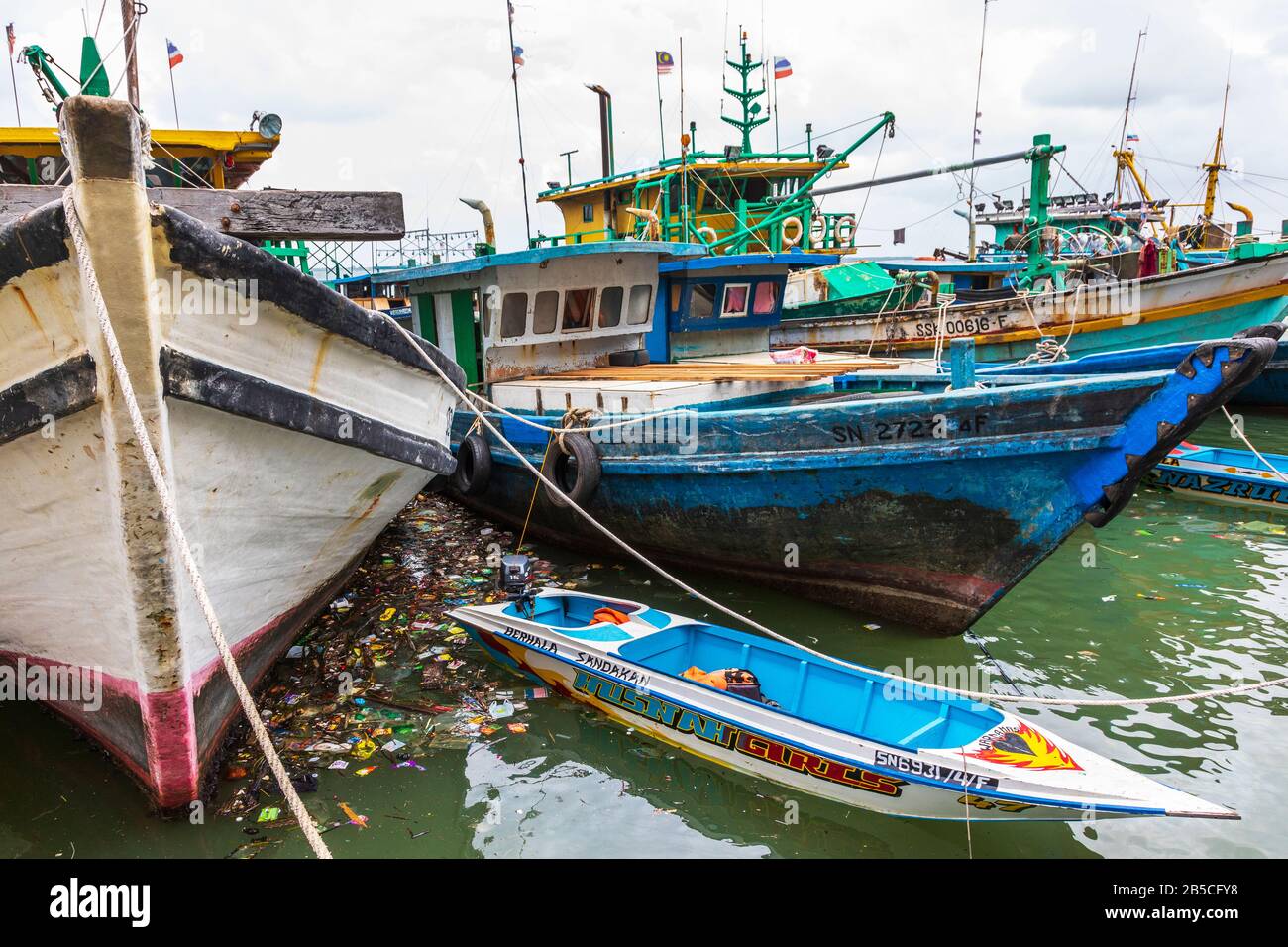 Bateaux de pêche locaux attachés au port de Sandakan sur la mer de Sulu, district de Sabah, Bornéo, Malaisie, Asie Banque D'Images