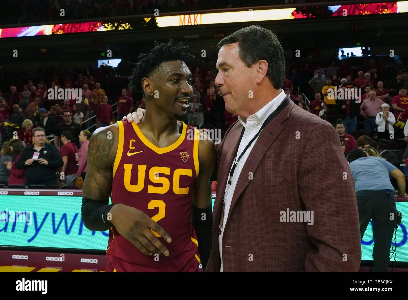 Jonah Mathews (2), garde des chevaux de Troie du sud de la Californie, célèbre avec le directeur sportif Mike Bohn après avoir fait un tir en trois points gagnant contre les Bruins UCLA lors d'un match de basket-ball universitaire de la NCAA, le samedi 7 mars 2020, à Los Angeles. L'USC a vaincu l'UCLA 54-52. (Photo par IOS/ESPA-Images) Banque D'Images