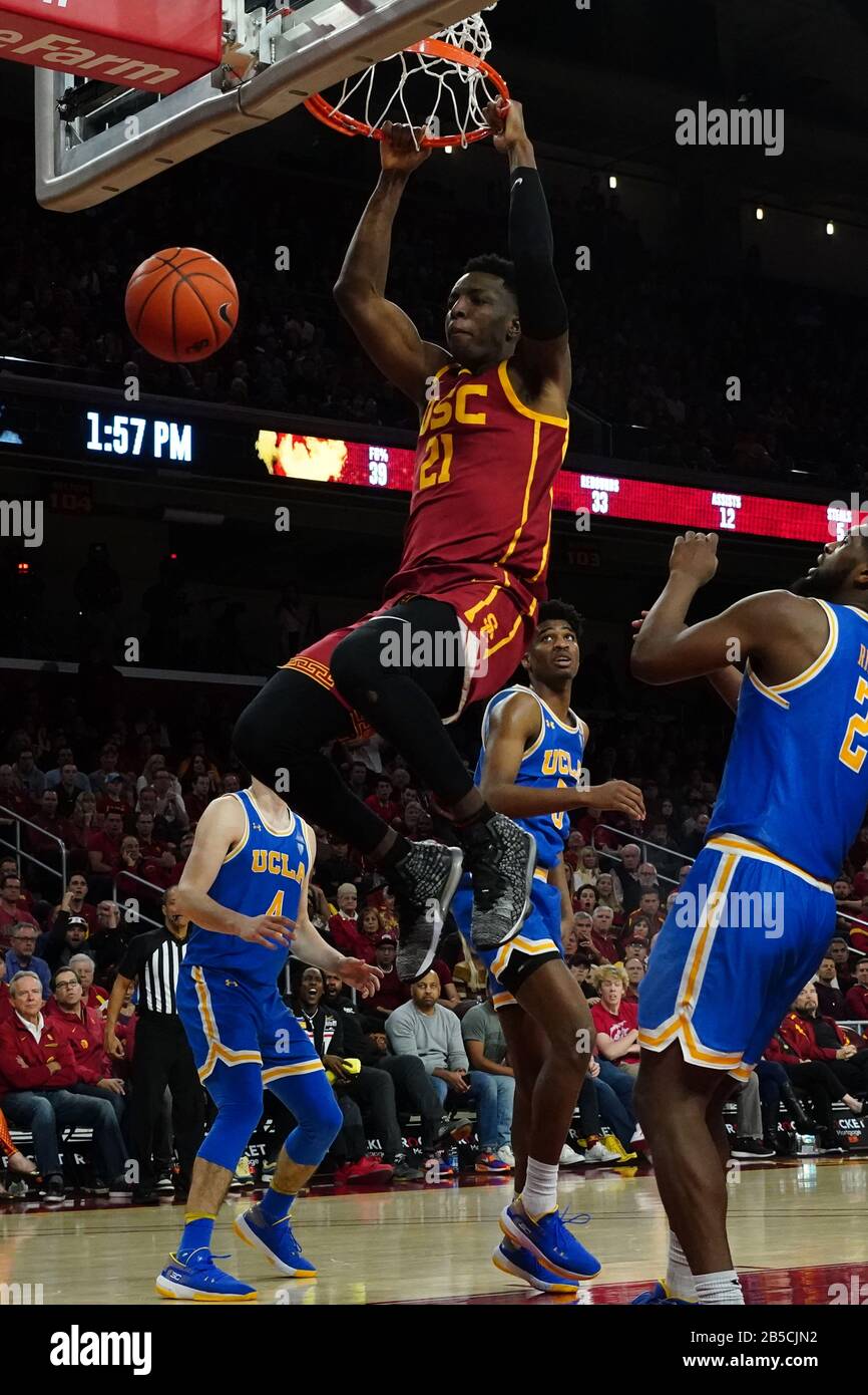 Des chevaux de Troie du sud de la Californie avancent Onyeka Okongwu (21) dunks le ballon contre Chris Smith (5) garde des Bruins UCLA lors d'un match de basket-ball universitaire NCAA, le samedi 7 mars 2020, à Los Angeles. L'USC a vaincu l'UCLA 54-52. (Photo par IOS/ESPA-Images) Banque D'Images