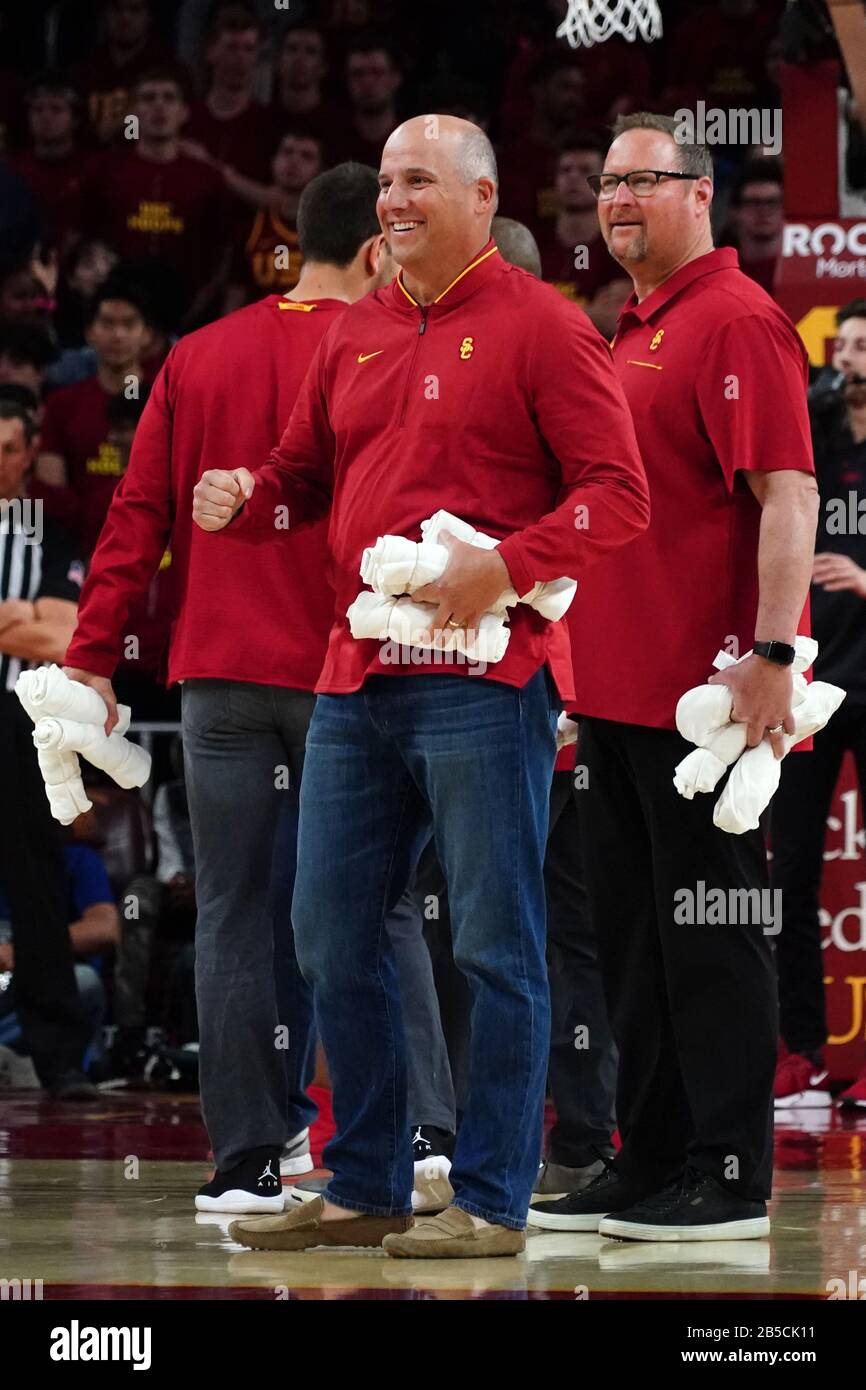 Des chevaux de Troie du sud de la Californie, l'entraîneur de football Clay Helton et l'entraîneur de ligne offensive Tim Drevno réagissent lors d'un match de basket-ball de l'université de la NCAA contre les Bruins de l'UCLA, samedi 7 mars 2020, à Los Angeles. L'USC a vaincu l'UCLA 54-52. (Photo par IOS/ESPA-Images) Banque D'Images