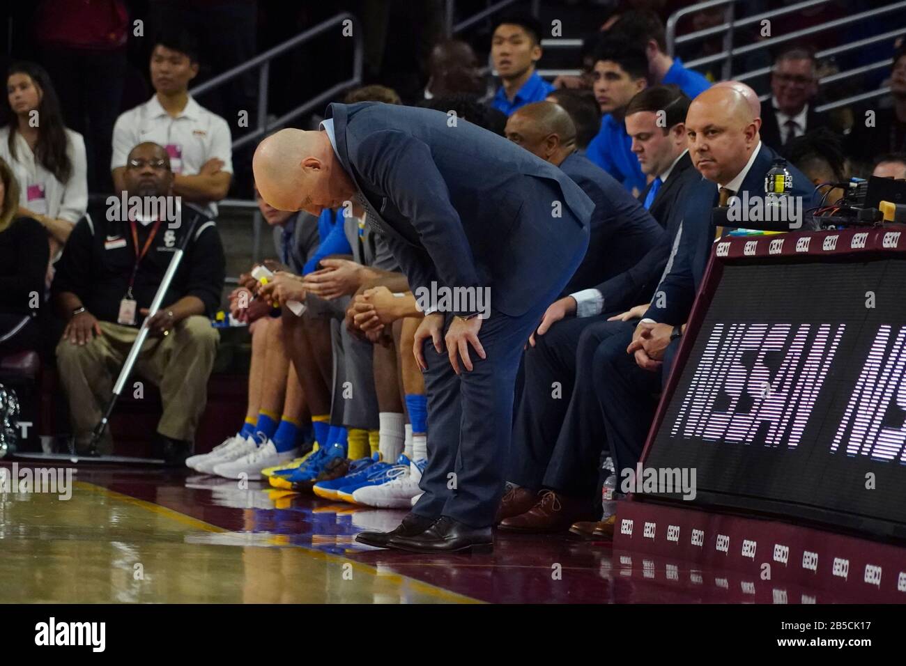 Mick Cronin, entraîneur-chef de l'UCLA Bruins, réagit lors d'un match de basket-ball universitaire de la NCAA contre les chevaux de Troie de la Californie du Sud, le samedi 7 mars 2020, à Los Angeles. L'USC a vaincu l'UCLA 54-52. (Photo par IOS/ESPA-Images) Banque D'Images