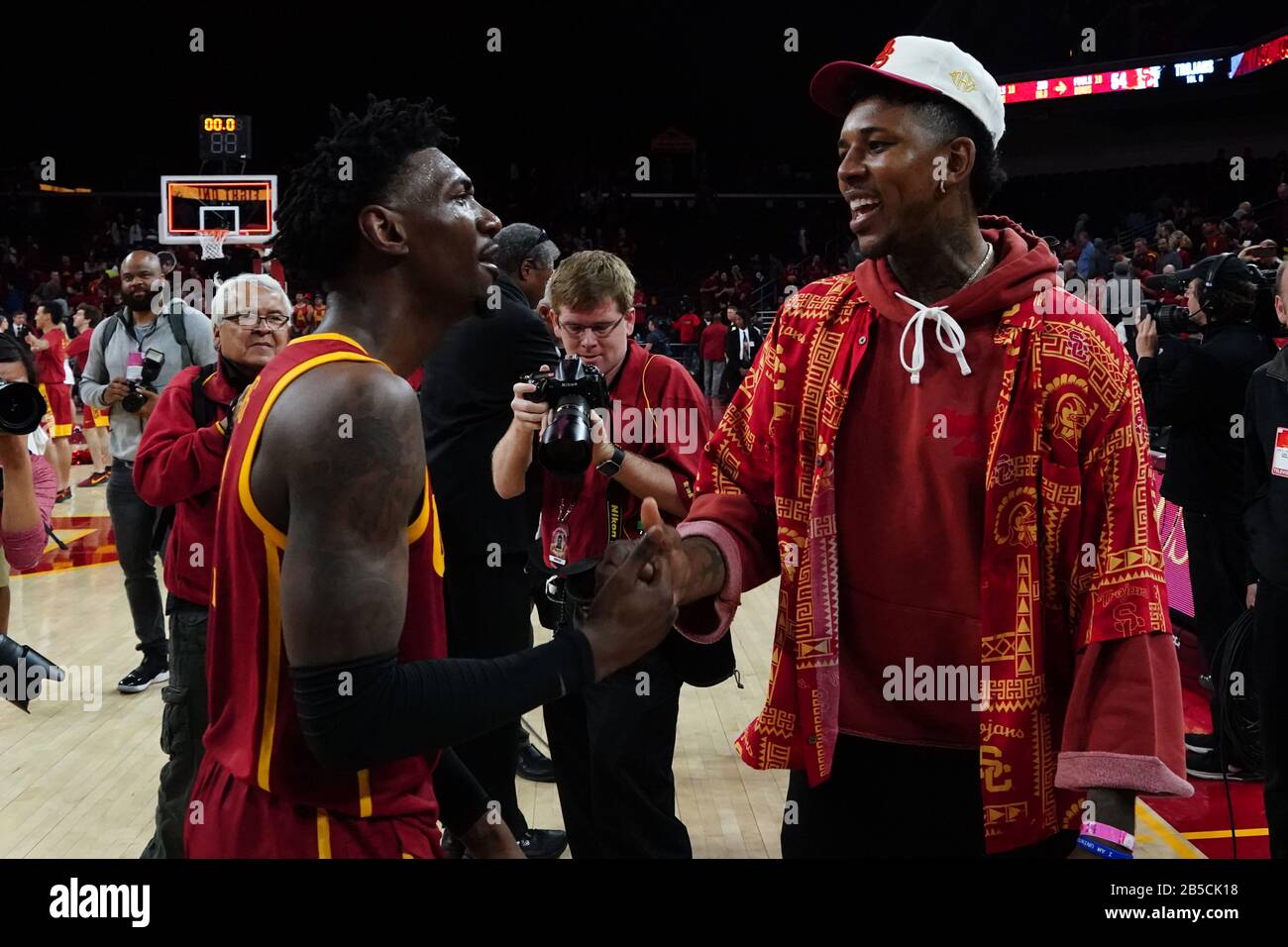 Jonah Mathews (2), garde des chevaux de Troie de Californie du Sud, célèbre avec Nick Young après avoir fait un tir en trois points sur les Bruins UCLA lors d'un match de basket-ball universitaire NCAA, le samedi 7 mars 2020, à Los Angeles. L'USC a vaincu l'UCLA 54-52. (Photo par IOS/ESPA-Images) Banque D'Images