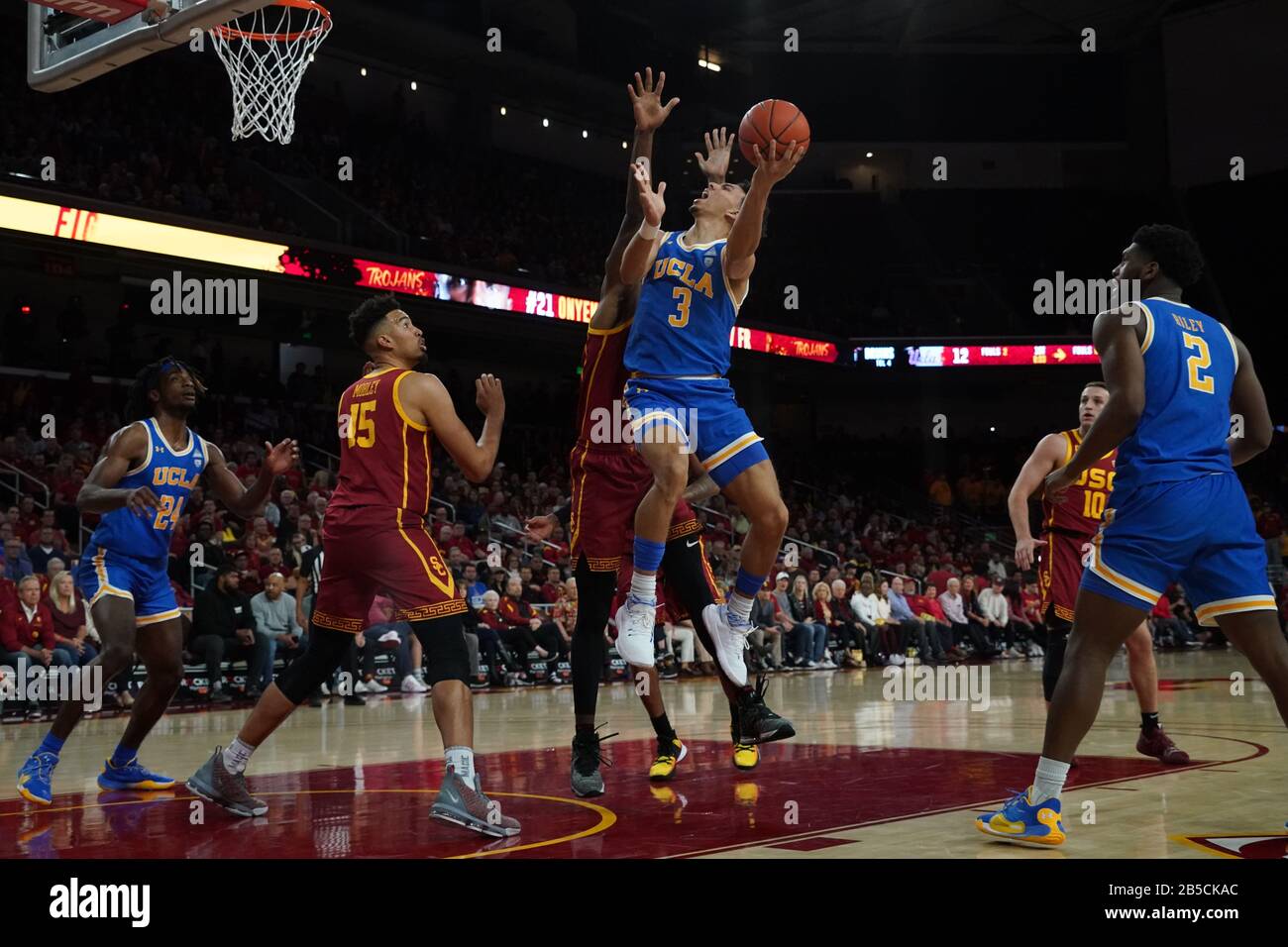 La garde des Bruins de l'UCLA Jules Bernard (3) tire la balle contre les chevaux de Troie de Californie du Sud lors d'un match de basket-ball du collège de la NCAA, le samedi 7 mars 2020, à Los Angeles. L'USC a vaincu l'UCLA 54-52. (Photo par IOS/ESPA-Images) Banque D'Images