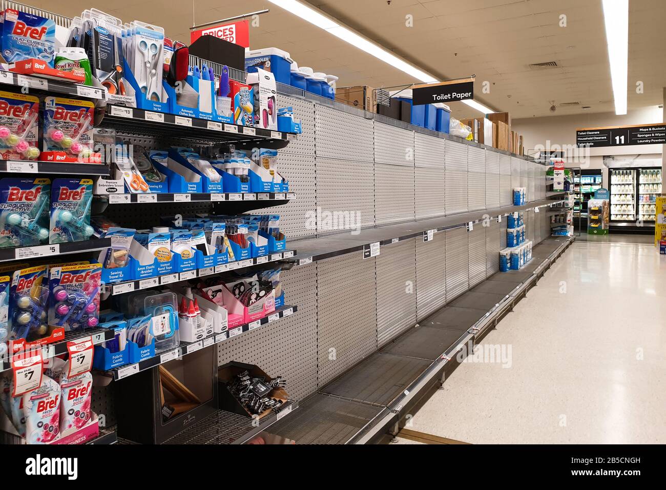 Gold Coast, Australie - 8 mars 2020: Les supermarchés vide les rayons de papier toilette au milieu des craintes de coronavirus, les acheteurs paniquent acheter du papier toilette Banque D'Images