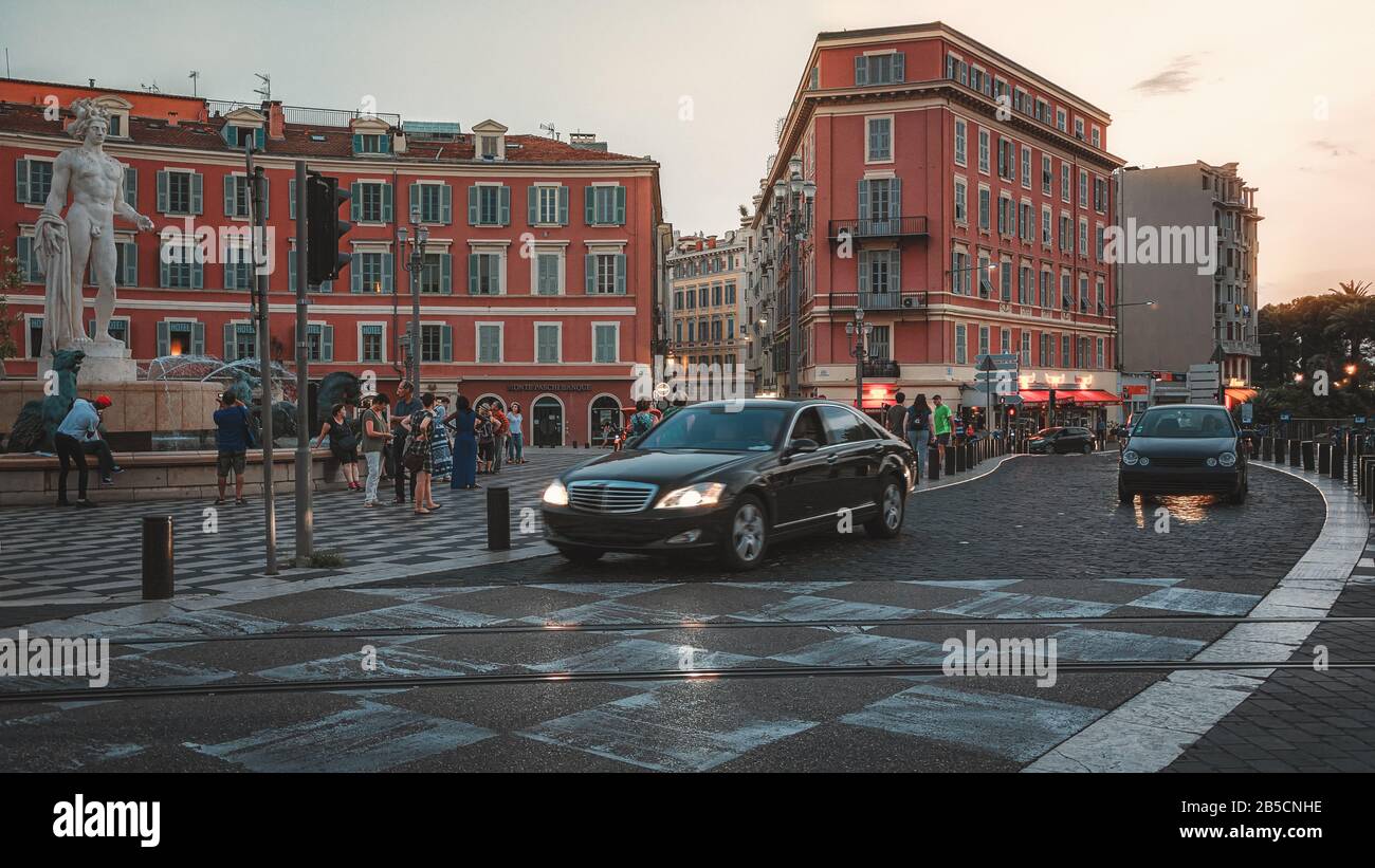 Nice, France, 20 septembre 2018 : les voitures passent par la fontaine du Soleil sur La Place Massena dans le centre de Nice Banque D'Images