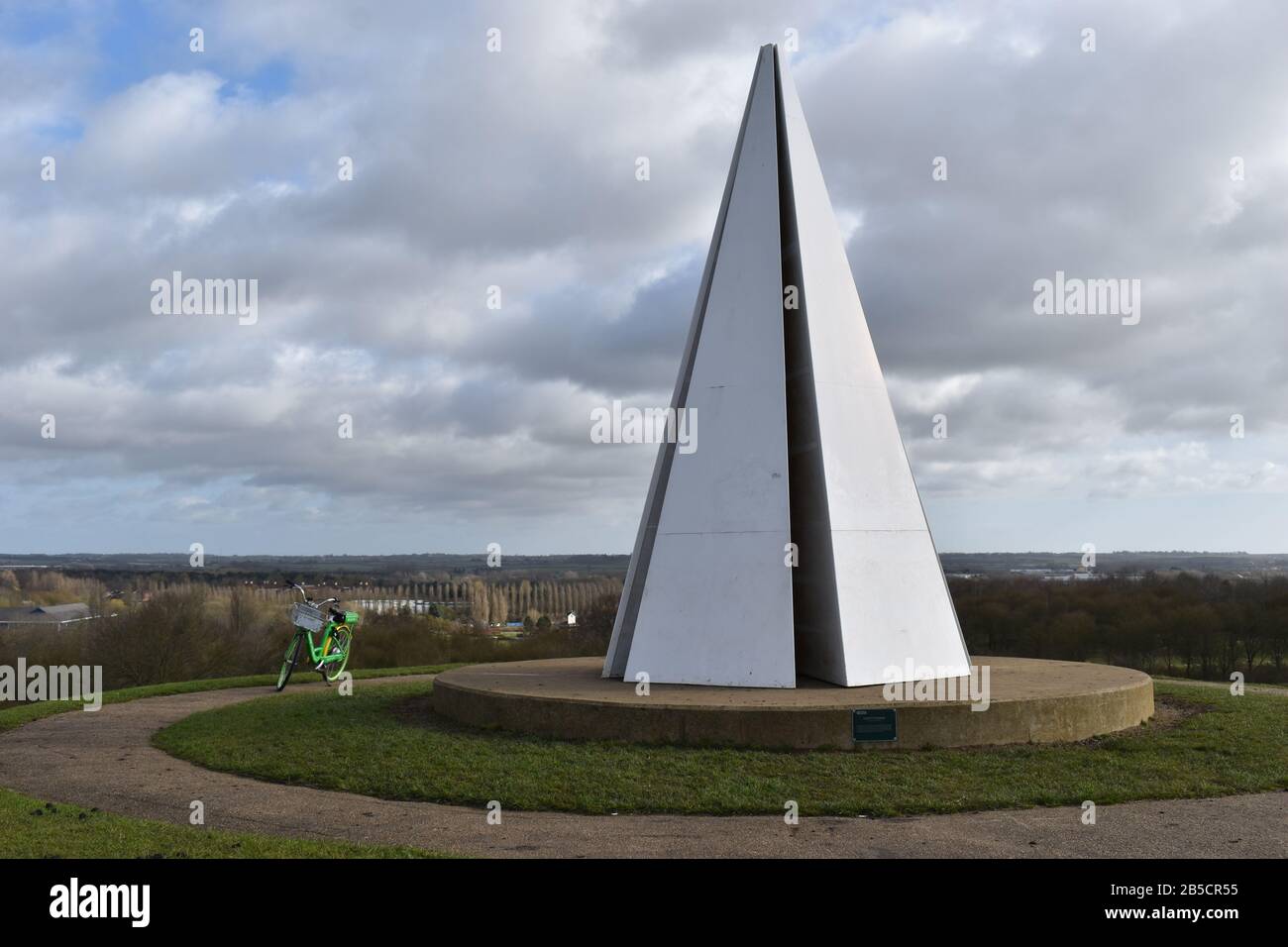 Un vélo de citron vert près de la pyramide lumineuse dans le parc Campbell. Banque D'Images