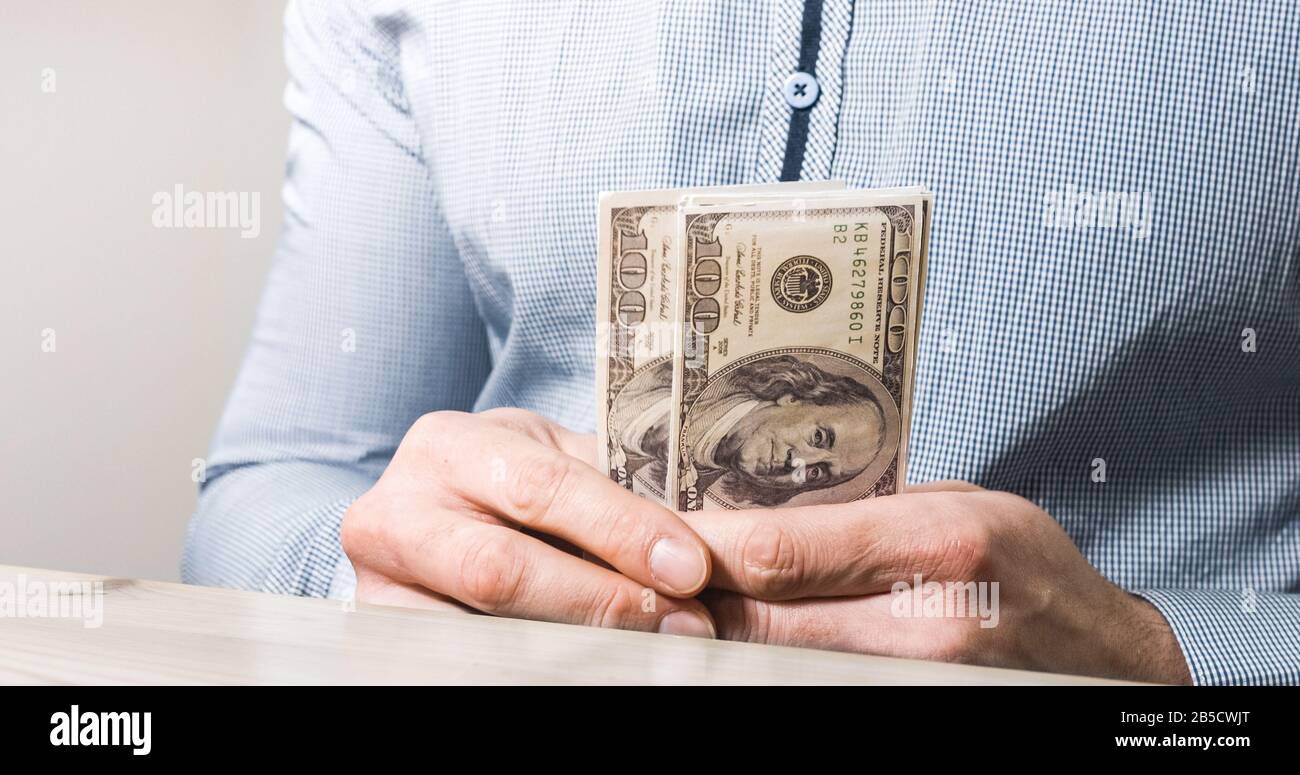 L'homme d'affaires compte de l'argent en dollars us entre les mains. Banque D'Images