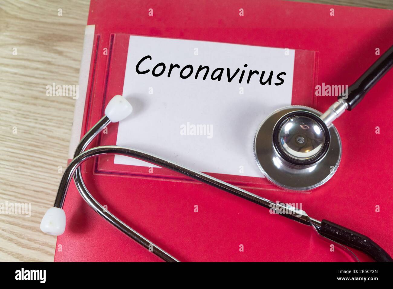 Dossier avec coronavirus et stéthoscope dans un bureau médical Banque D'Images