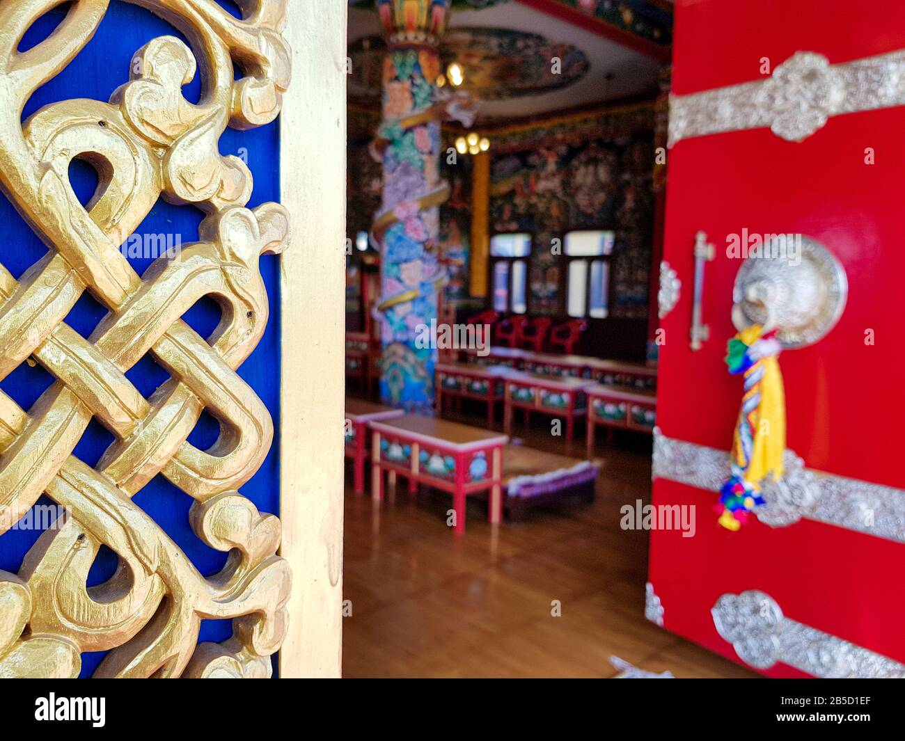 Dongyu GATSAL LING NUNNERY, PADHIARKAR, INDE - 3 décembre 2018: Détails architecturaux, l'entrée principale de Temple dans la nererie Dongyu Gatsal Ling Banque D'Images