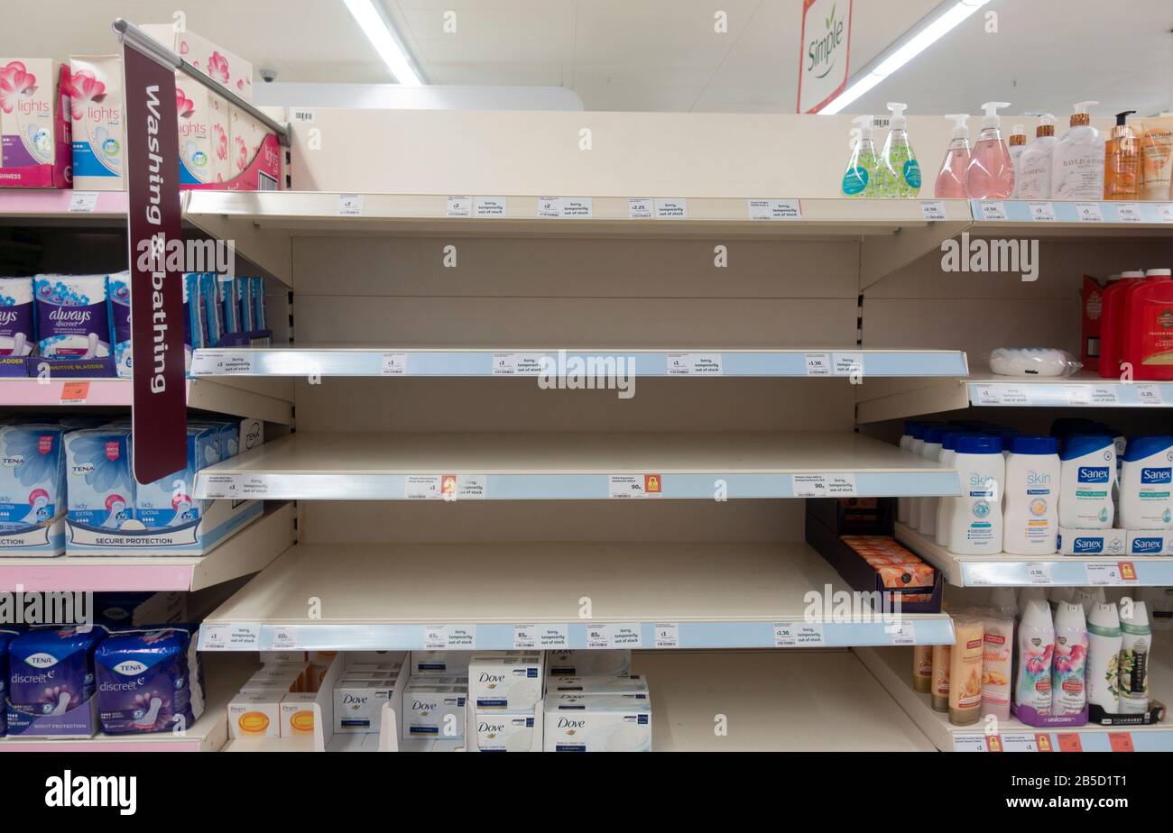 Édimbourg, Écosse, Royaume-Uni. 8 Mars 2020. L'achat paniqué de paquets de tissus de toilette et de savons liquides pour les mains conduit à des étagères vides dans les supermarchés d'Édimbourg. Savon liquide pour les mains vendu au magasin SainsburyÕs. Photo : Iain Masterton/Alay Live News Banque D'Images