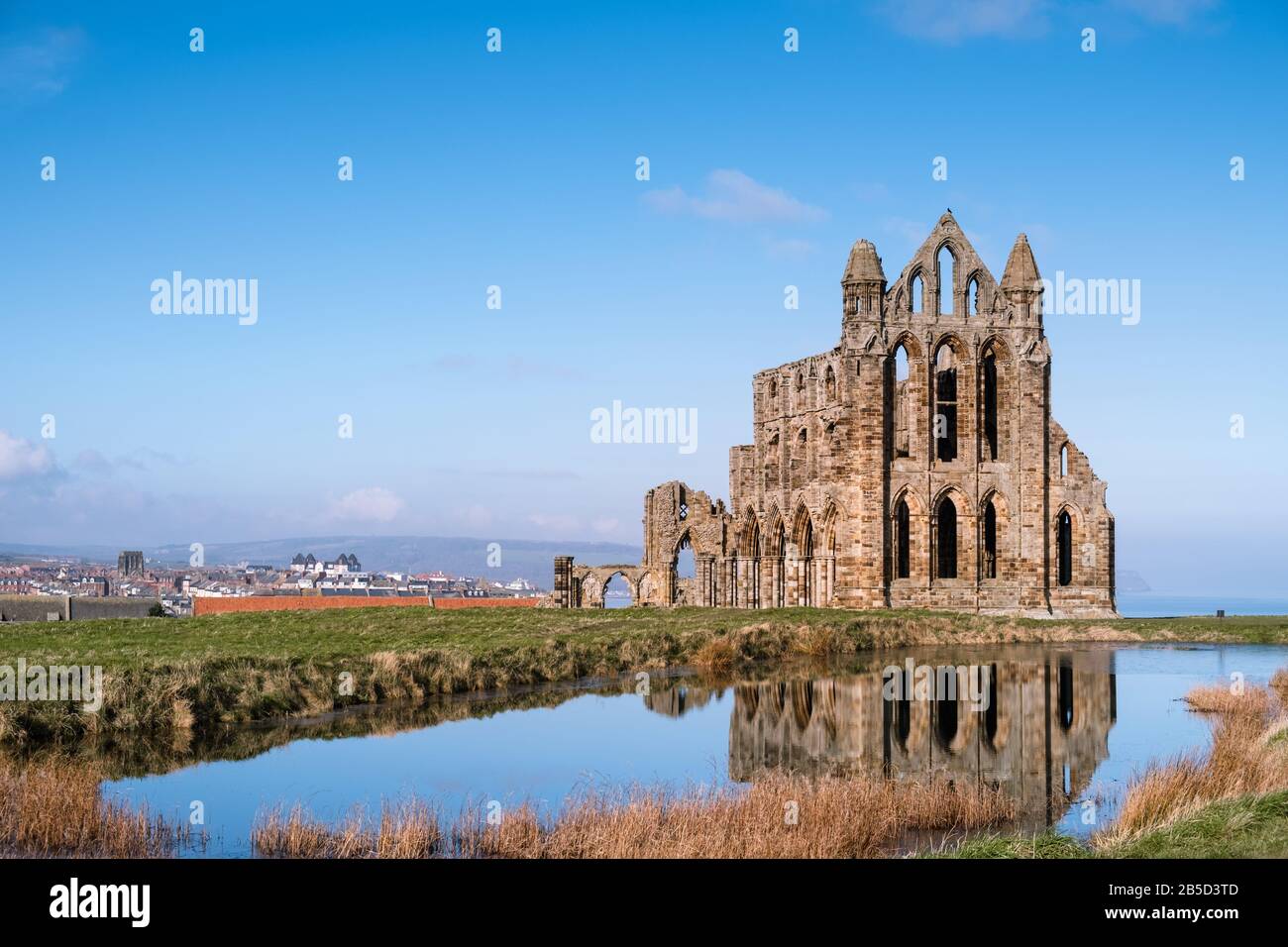 Abbaye de Whitby, les vestiges ruinés d'une abbaye bénédictine du VIIe siècle située sur la côte nord du Yorkshire, au Royaume-Uni, et un bâtiment Classé de première année. Banque D'Images