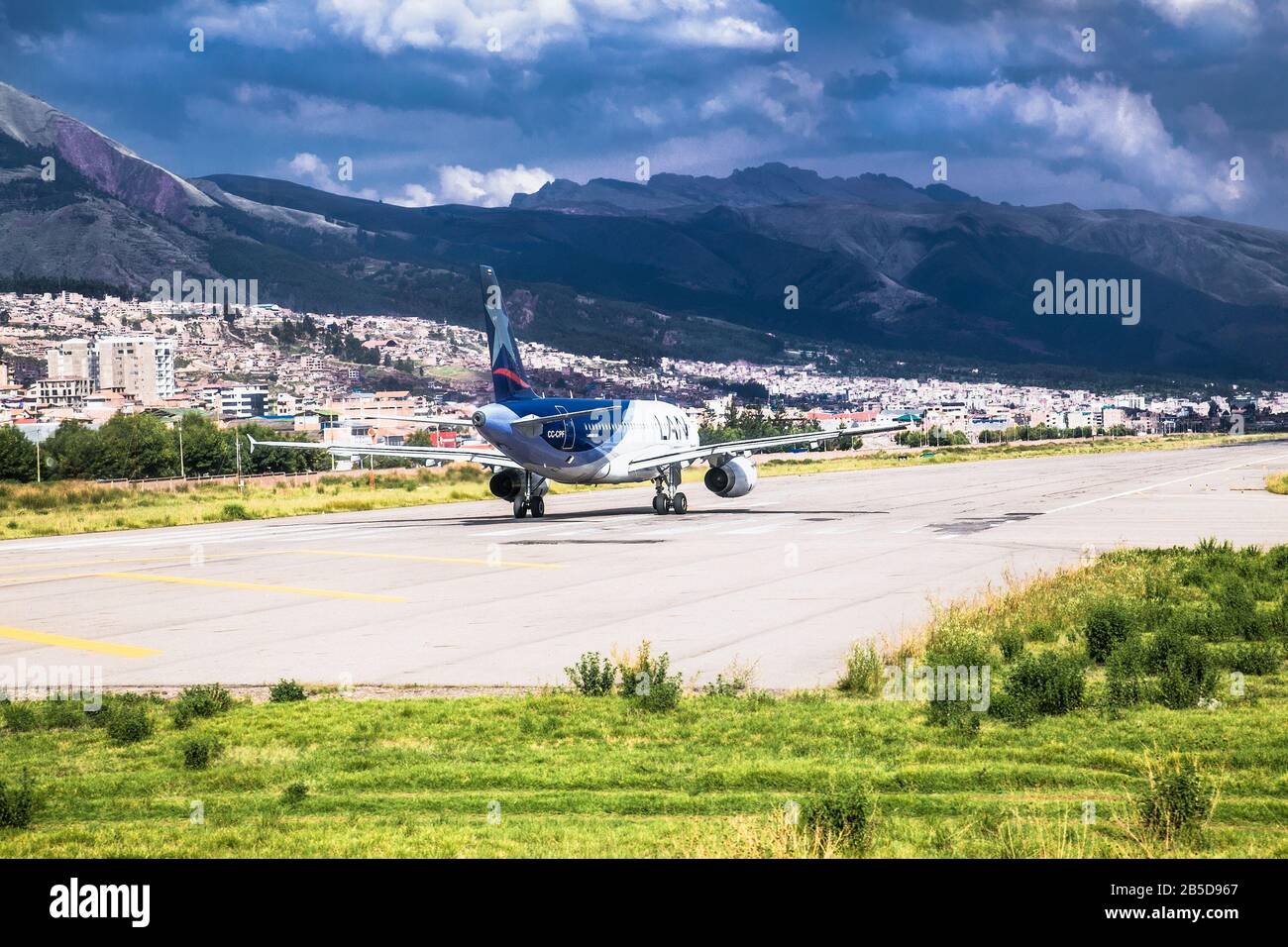 Cusco, Pérou - 6 janvier 2019: Avion de voyageurs moderne sur la voie de l'aéroport se déplaçant pour prendre le décollage , Cusco , Pérou. Amérique Du Sud. Banque D'Images