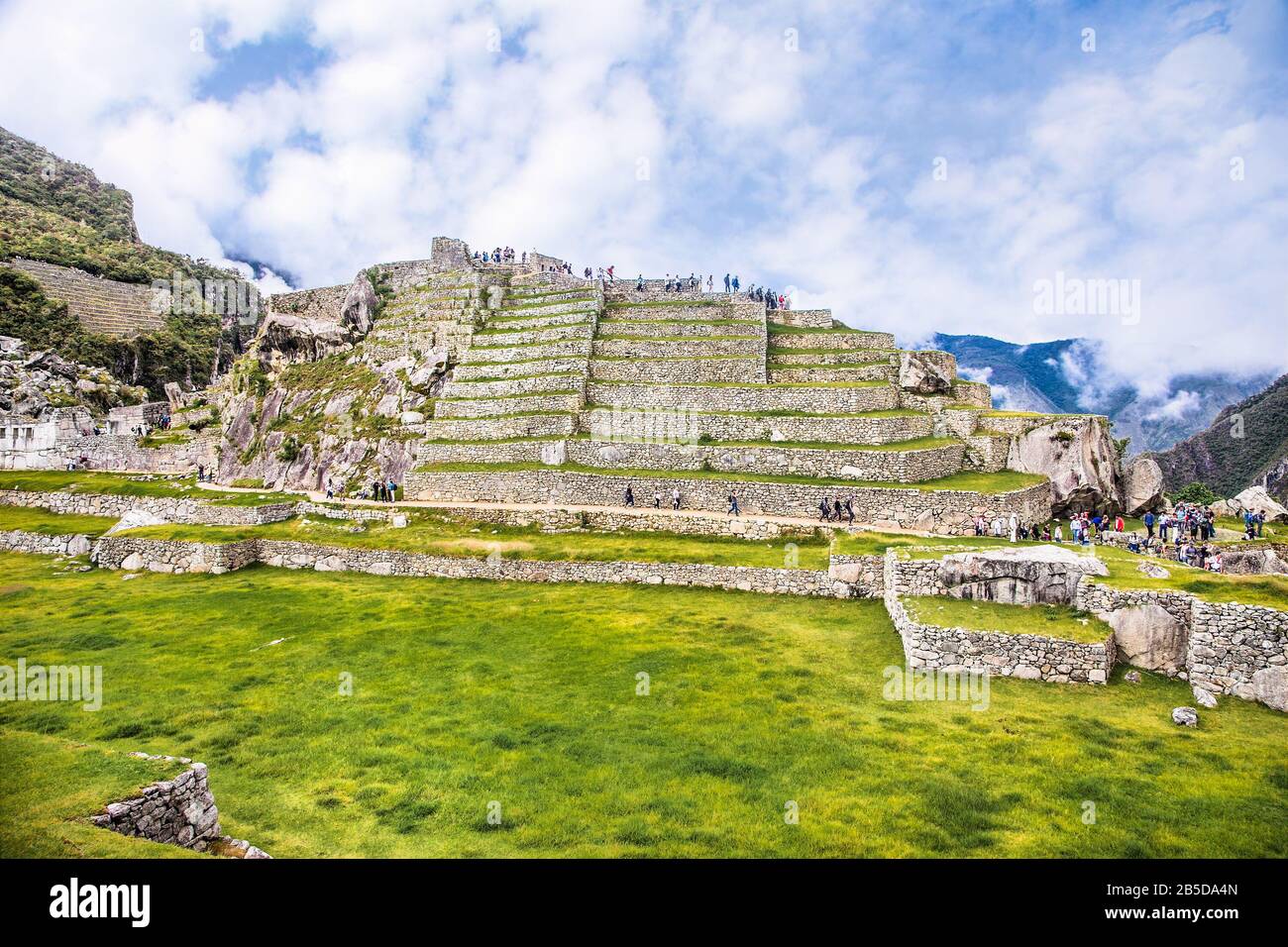 Vue panoramique sur l'ancienne cité de Machu Picchu au Pérou. L'Amérique du Sud. Banque D'Images