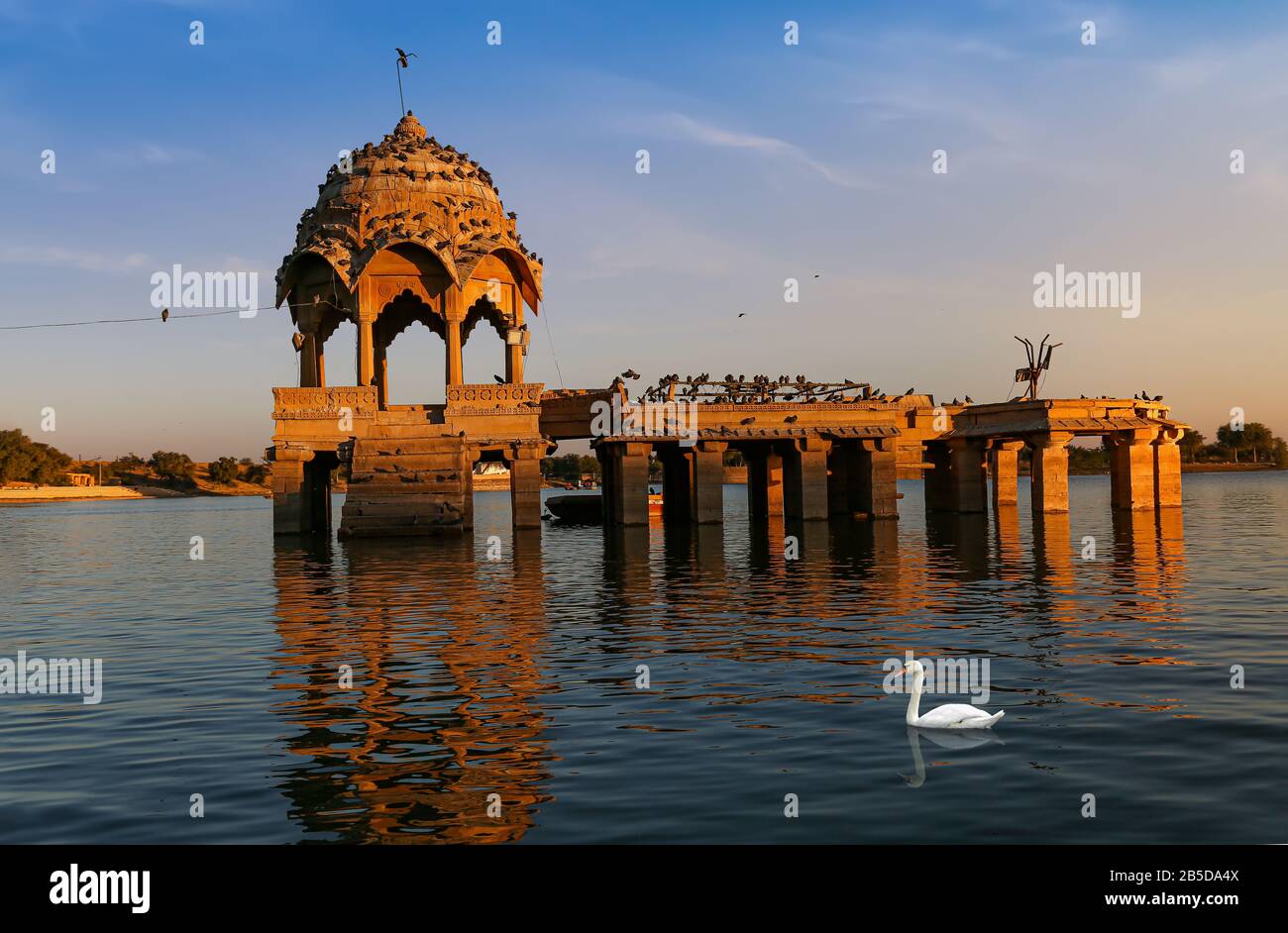 Lac Gadisar à Jaisalmer Rajasthan avec architecture ancienne au coucher du soleil Banque D'Images