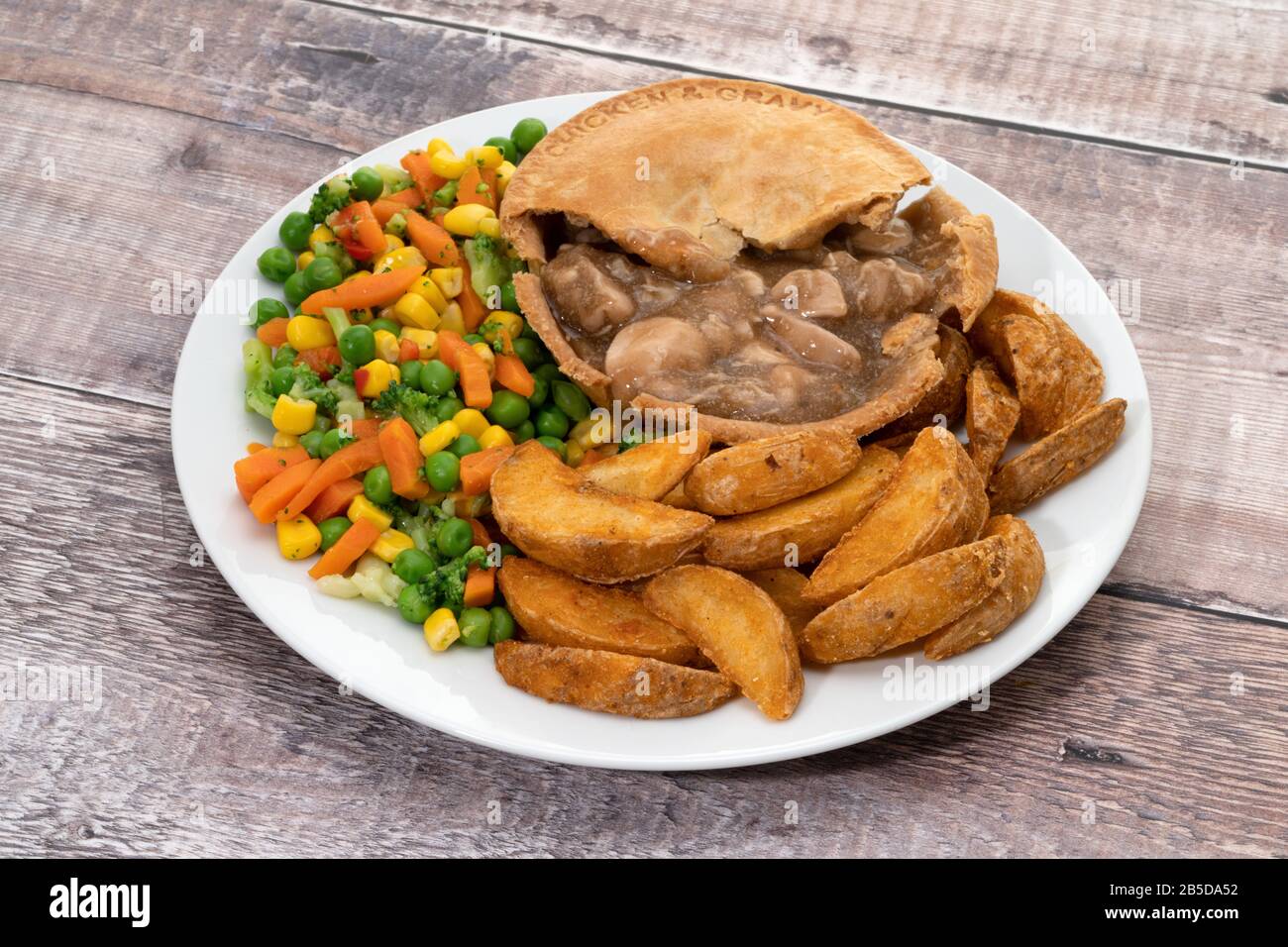 Tarte au poulet avec légumes et pommes de terre frites avec sauce Banque D'Images