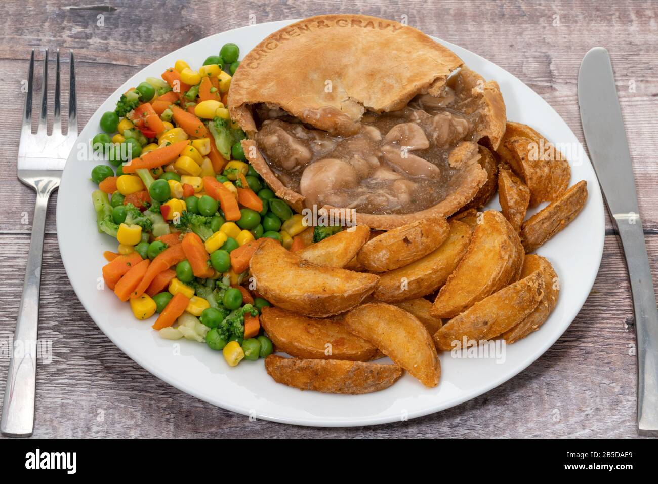 Tarte au poulet avec légumes et pommes de terre frites avec sauce Banque D'Images