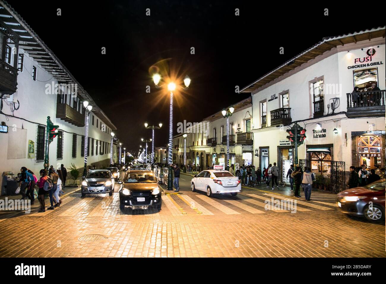 Cusco, Pérou - Jan 6, 2019 : les bâtiments coloniaux historique sur la Plaza de Armas avec de nombreux visiteurs à la nuit, Cusco, Pérou, Amérique du Sud, Banque D'Images