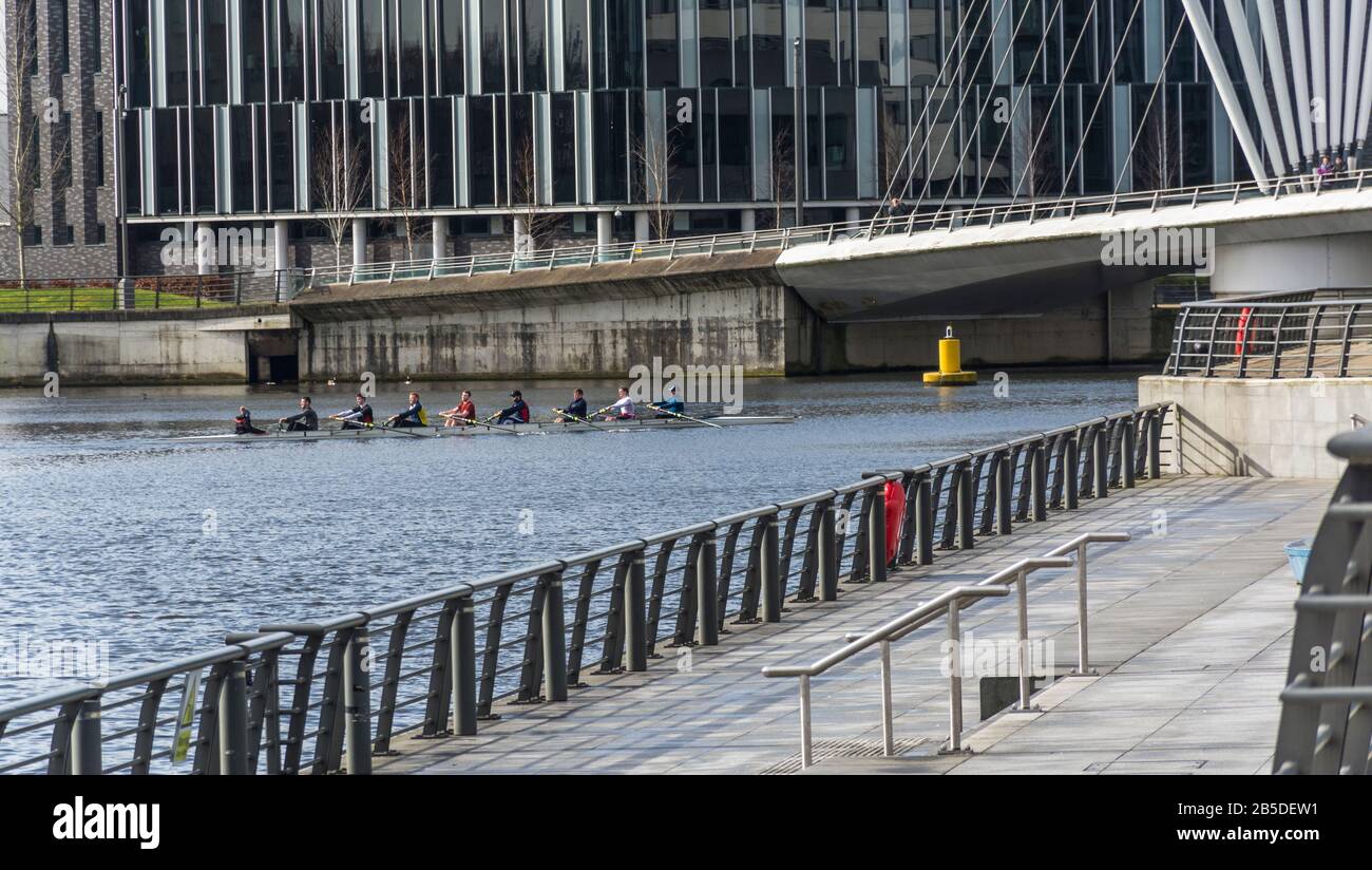 Les rameurs sortent un samedi matin à Salford Quay, Manchester, Royaume-Uni. Prise le 7 mars 2020. Banque D'Images