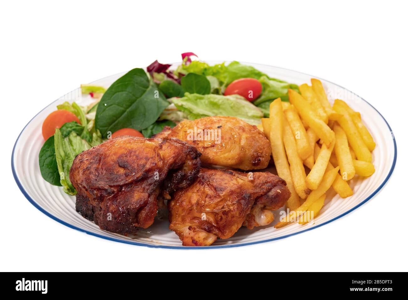 Poulet avec frites et salade - fond blanc Banque D'Images