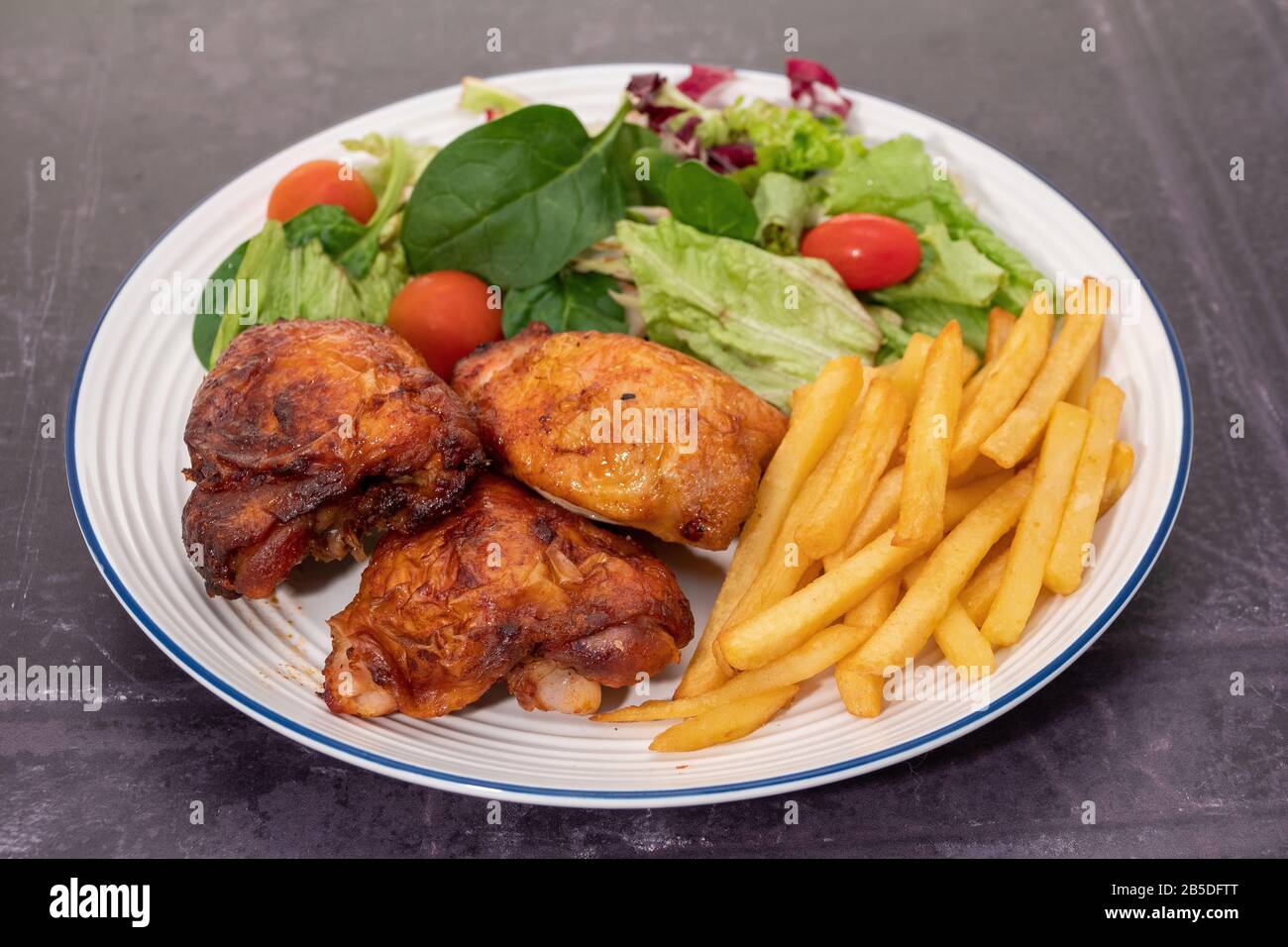 Poulet avec frites et salade Banque D'Images