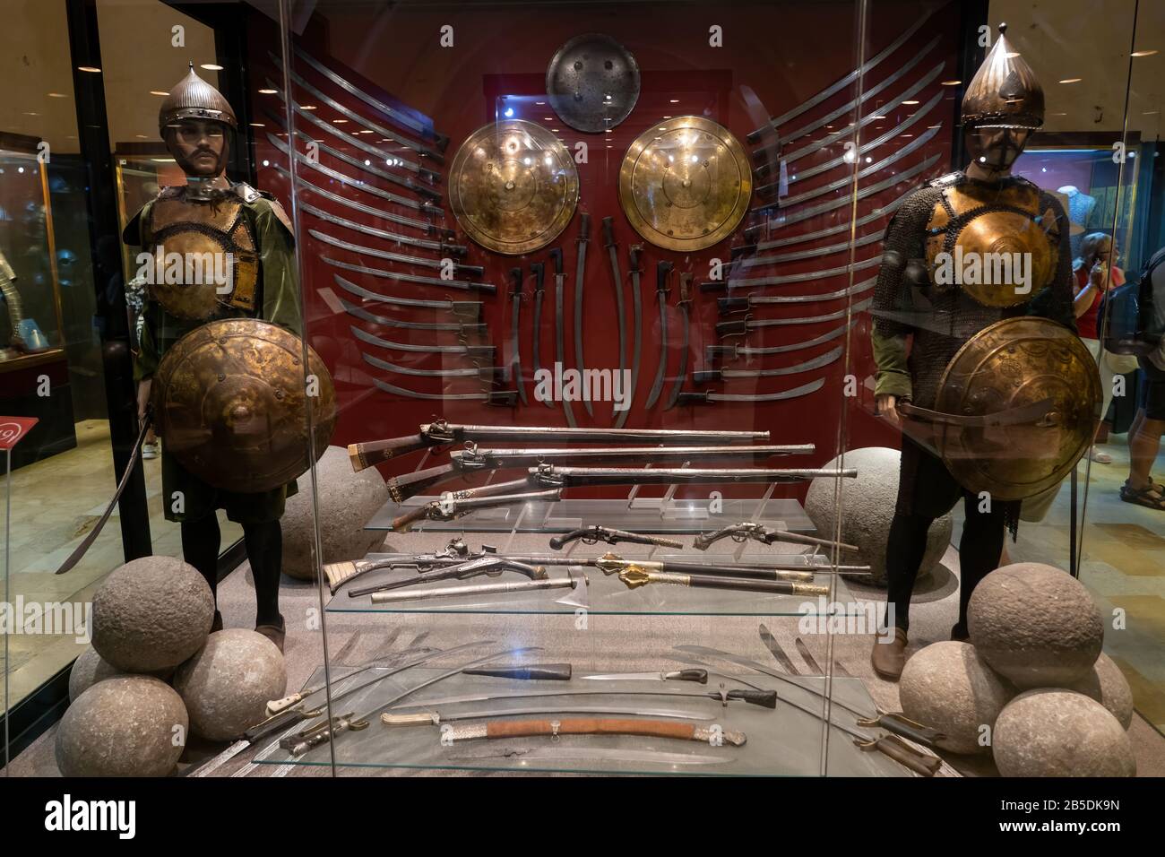 Les armoiries turques du guerrier Sipahi de l'empire ottoman, les armoiries, les boucliers, les courbées, les épées, les sabres, les mousquets du musée de l'Armurerie du Palais à Grand-maître Pala Banque D'Images