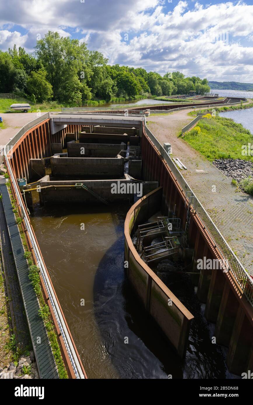 Passe de poissons dans un déversoir sur l'Elbe, Geesthacht, comté de Lauenburg, Schleswig-Holstein, Allemagne du Nord, Europe, Banque D'Images