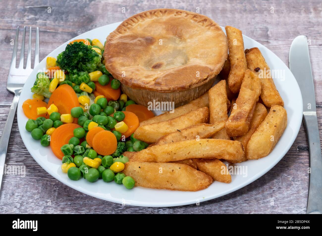 Tarte aux steaks de bœuf, chips et légumes Banque D'Images