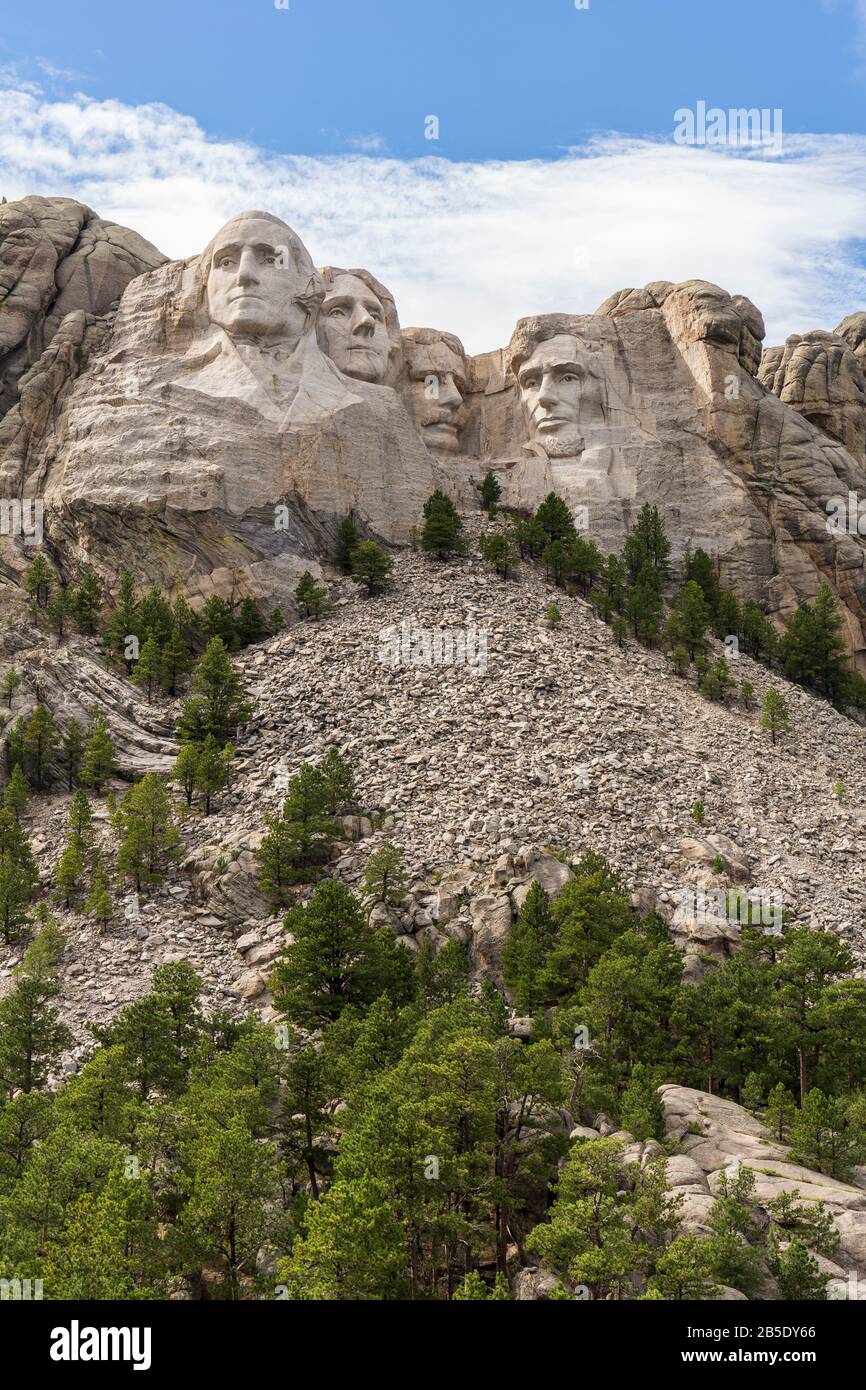 Mt. Rushmore au Dakota du Sud avec 4 visages du président des États-Unis sculptés dans la roche. Banque D'Images