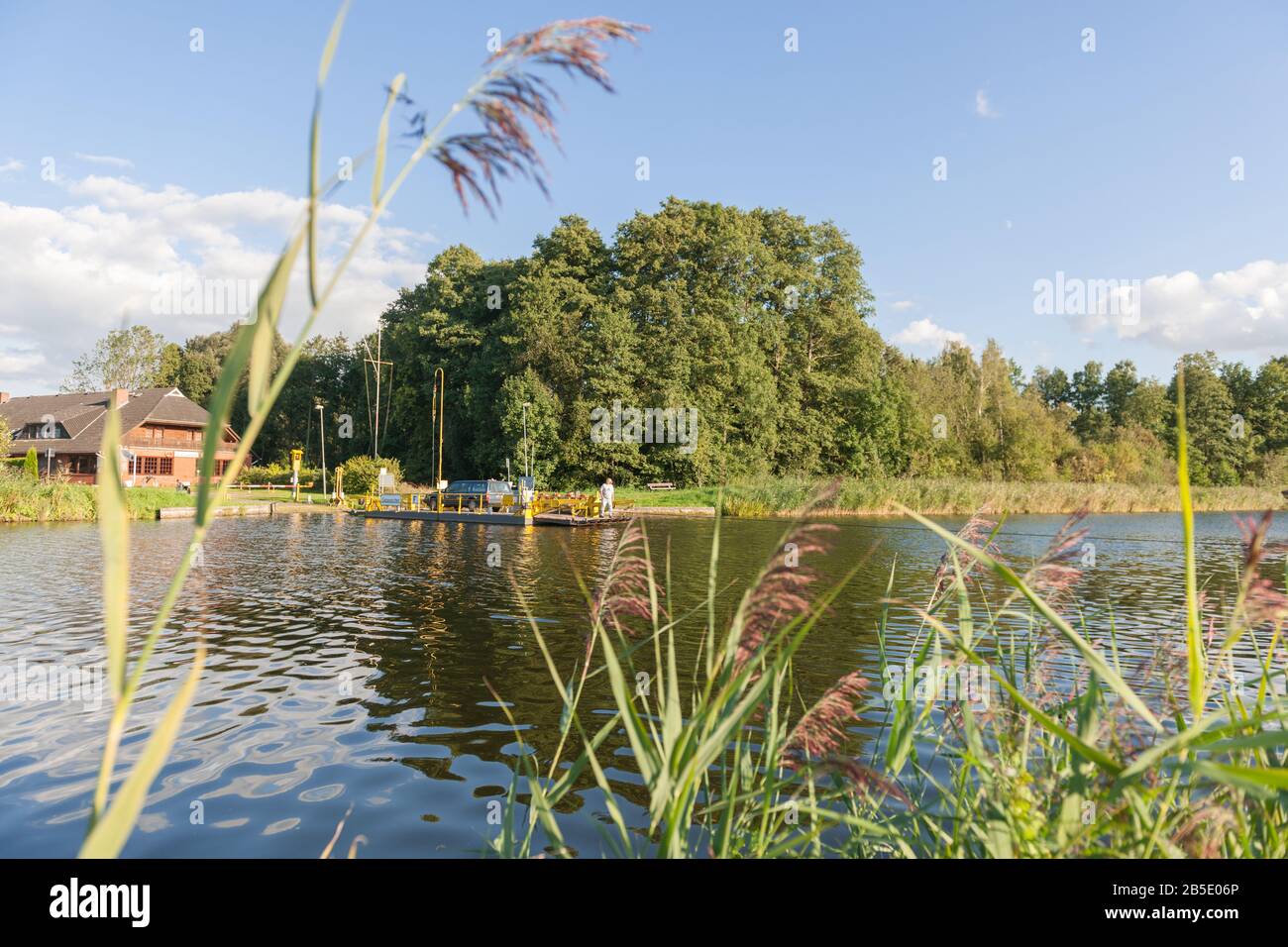 Ferry à travers le canal d'Elbe-Lübeck dans le village de Siebeneichen, Siebeneichen, comté de Lauenburg, Schleswig-Holstein, Allemagne du Nord, Europe Banque D'Images