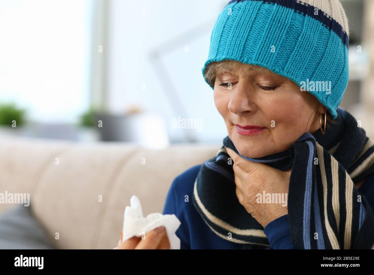 Une dame malade touche mal à la gorge Banque D'Images