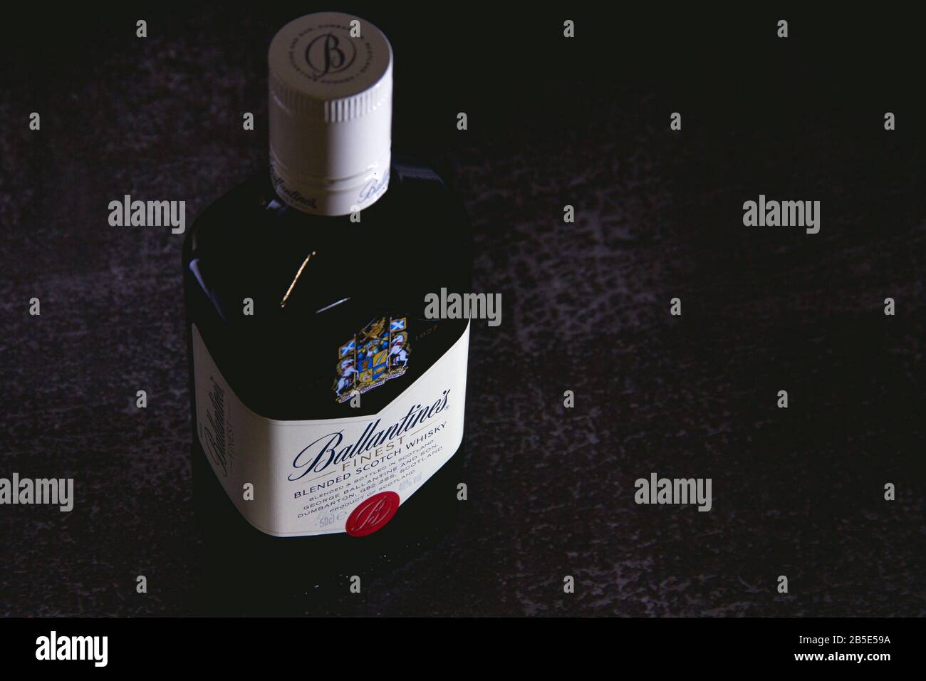 Izhevsk, Russie-mars 01.2020: Une bouteille de whisky de Ballantine sur fond noir. Marque de whisky mondialement connue. Whisky Scotch Banque D'Images