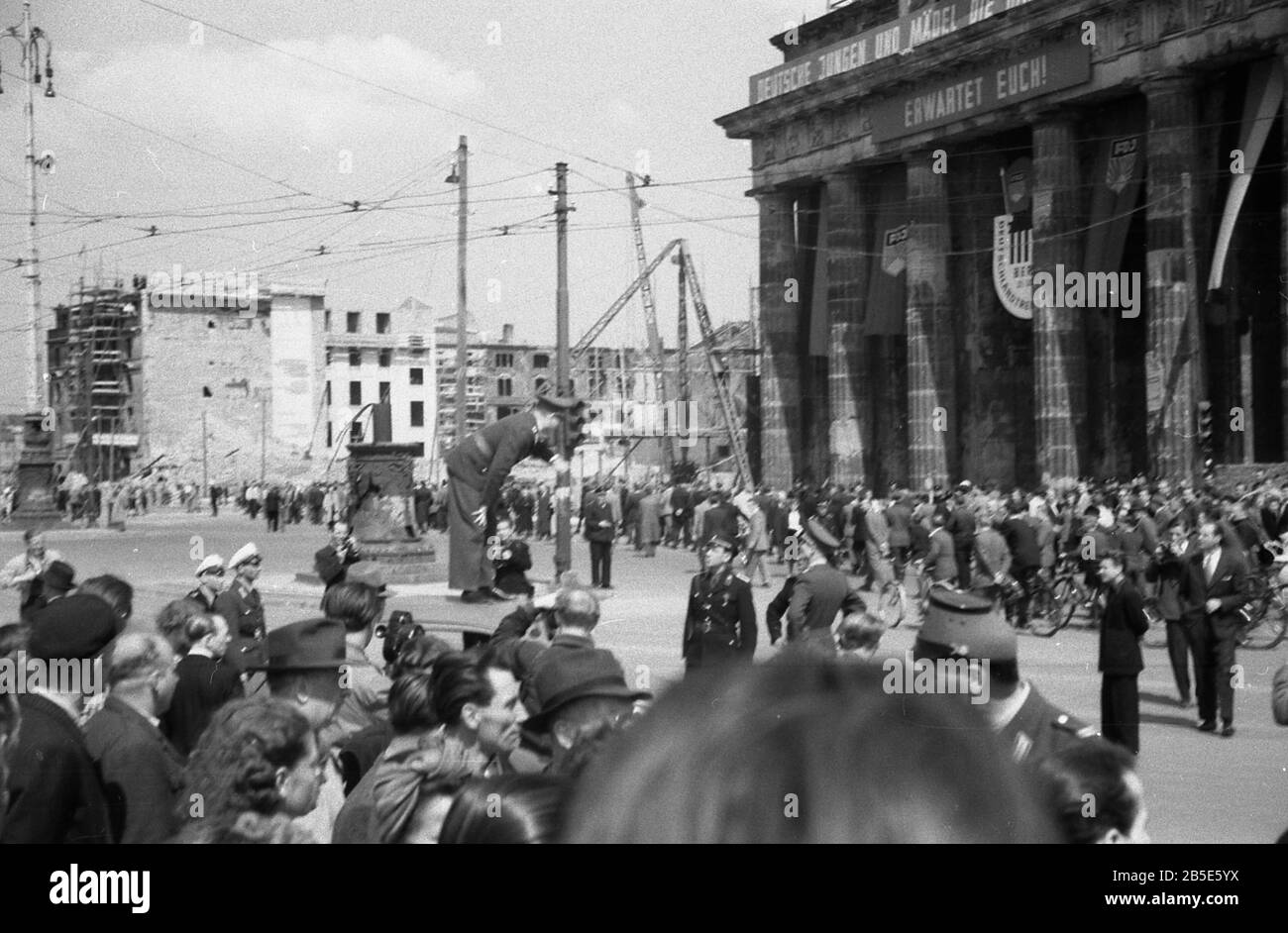 Sowjetisches Ehrenmahl Berlin Tiergaten / Mémorial De Guerre Soviétique - Errichtung / Erecting 1945 Banque D'Images