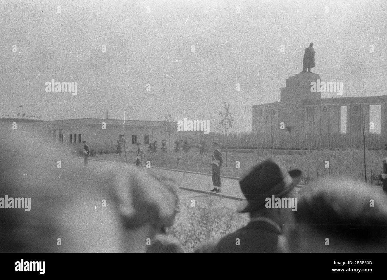 Sowjetisches Ehrenmahl Berlin Tiergaten / Mémorial De Guerre Soviétique - Errichtung / Erecting 1945 Banque D'Images