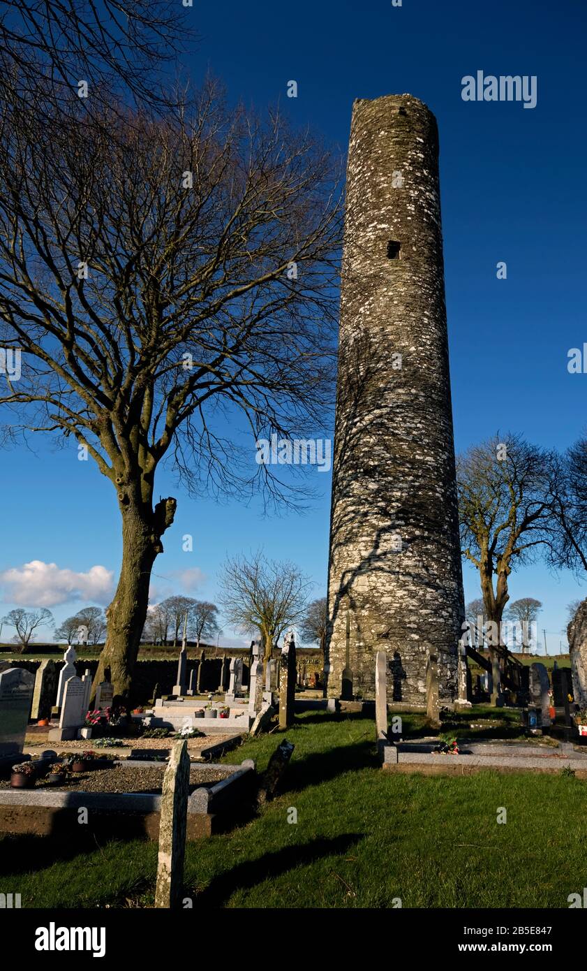 Ancienne Abbaye Et Tour Ronde, Et Croix Celtiques À Monasterboice, Comté De Louth, Irlande Banque D'Images