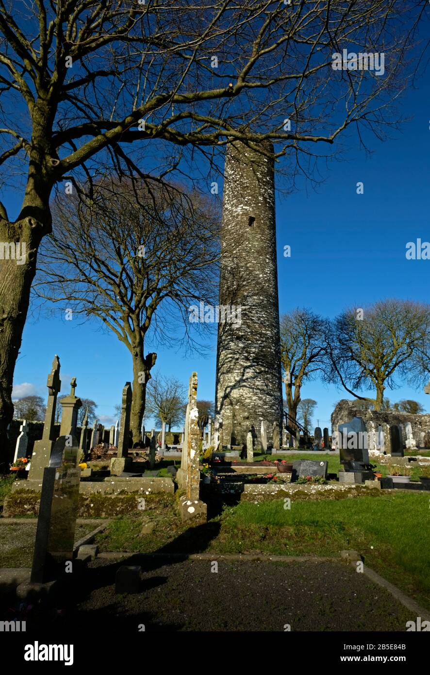 Ancienne Abbaye Et Tour Ronde, Et Croix Celtiques À Monasterboice, Comté De Louth, Irlande Banque D'Images