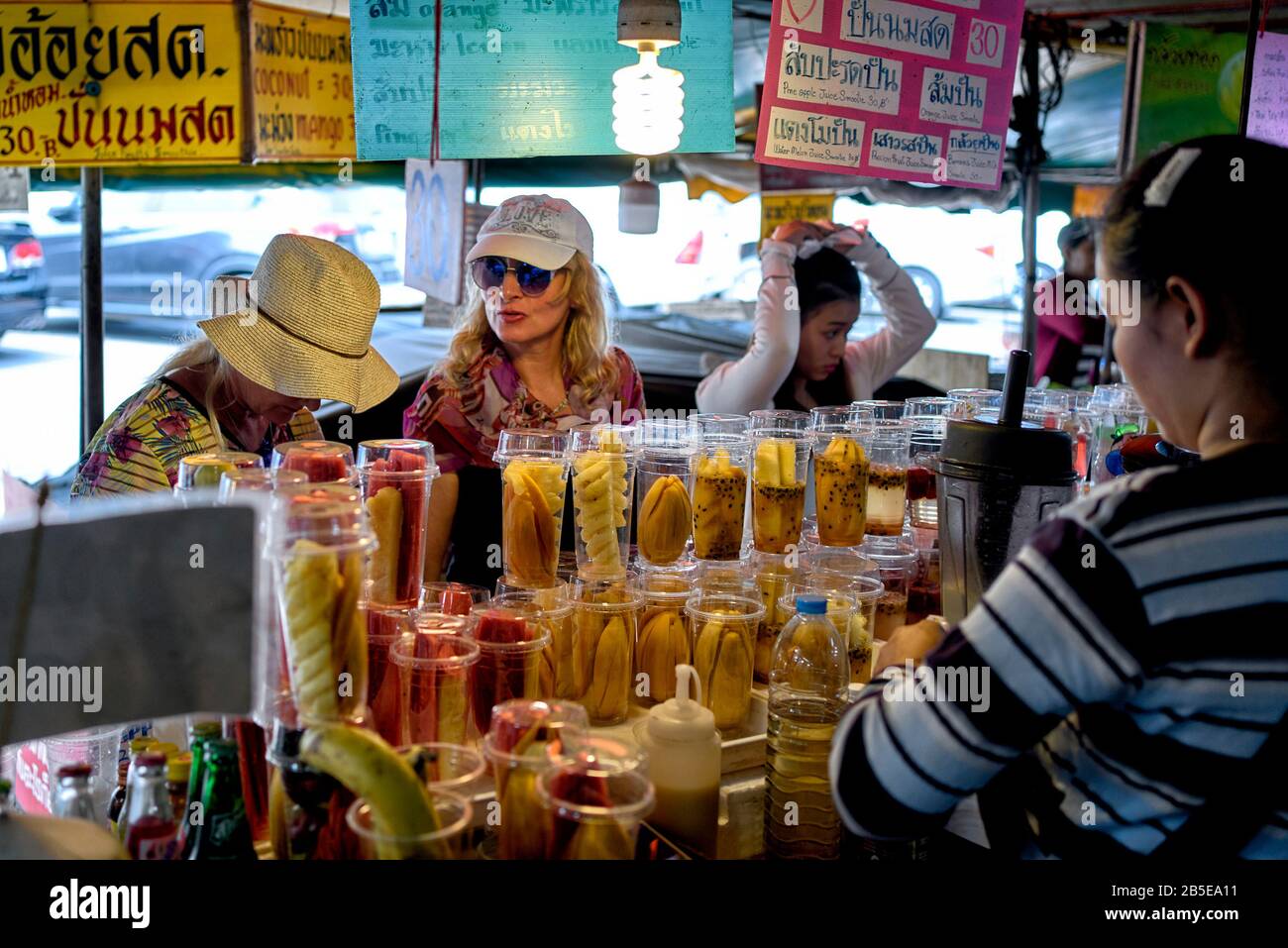 Jus de fruits et clients. Thaïlande Asie Du Sud-Est Banque D'Images