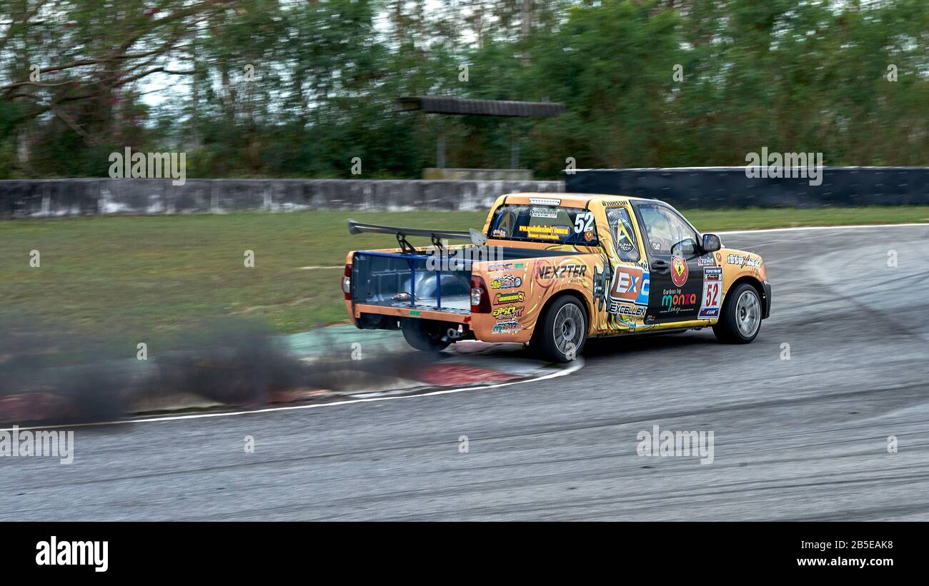 Course De Camions. Camionnettes en action et fumée d'échappement facturable au circuit de Bira Racing, Pattaya, Thaïlande, Asie du Sud-est Banque D'Images