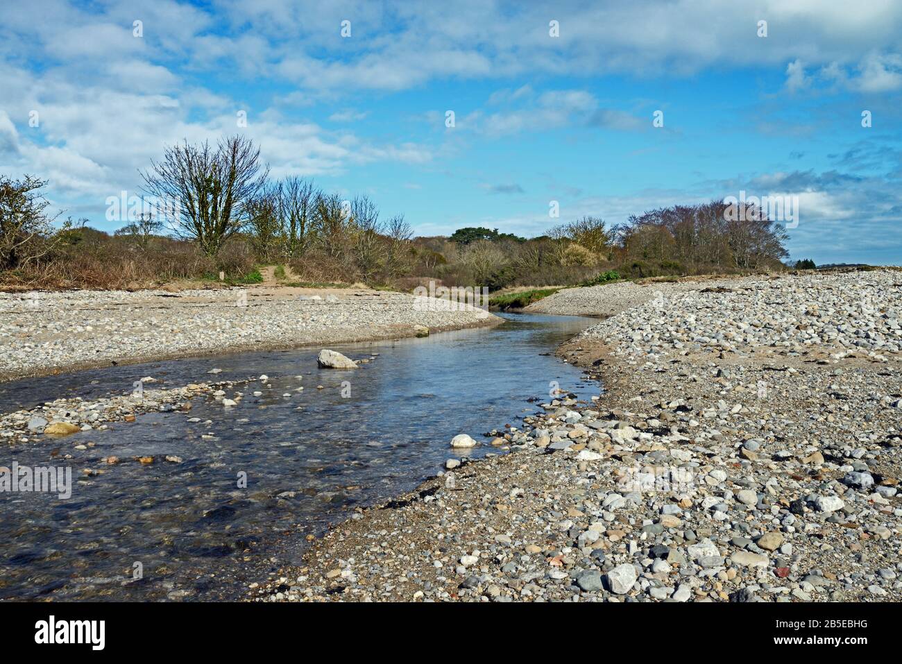 Lleiniog Beach est une plage de galets près de Beaumaris, Anglesey, sur le détroit de Menai. Il comprend des rochers datant de la fin du dernier âge de glace. Banque D'Images