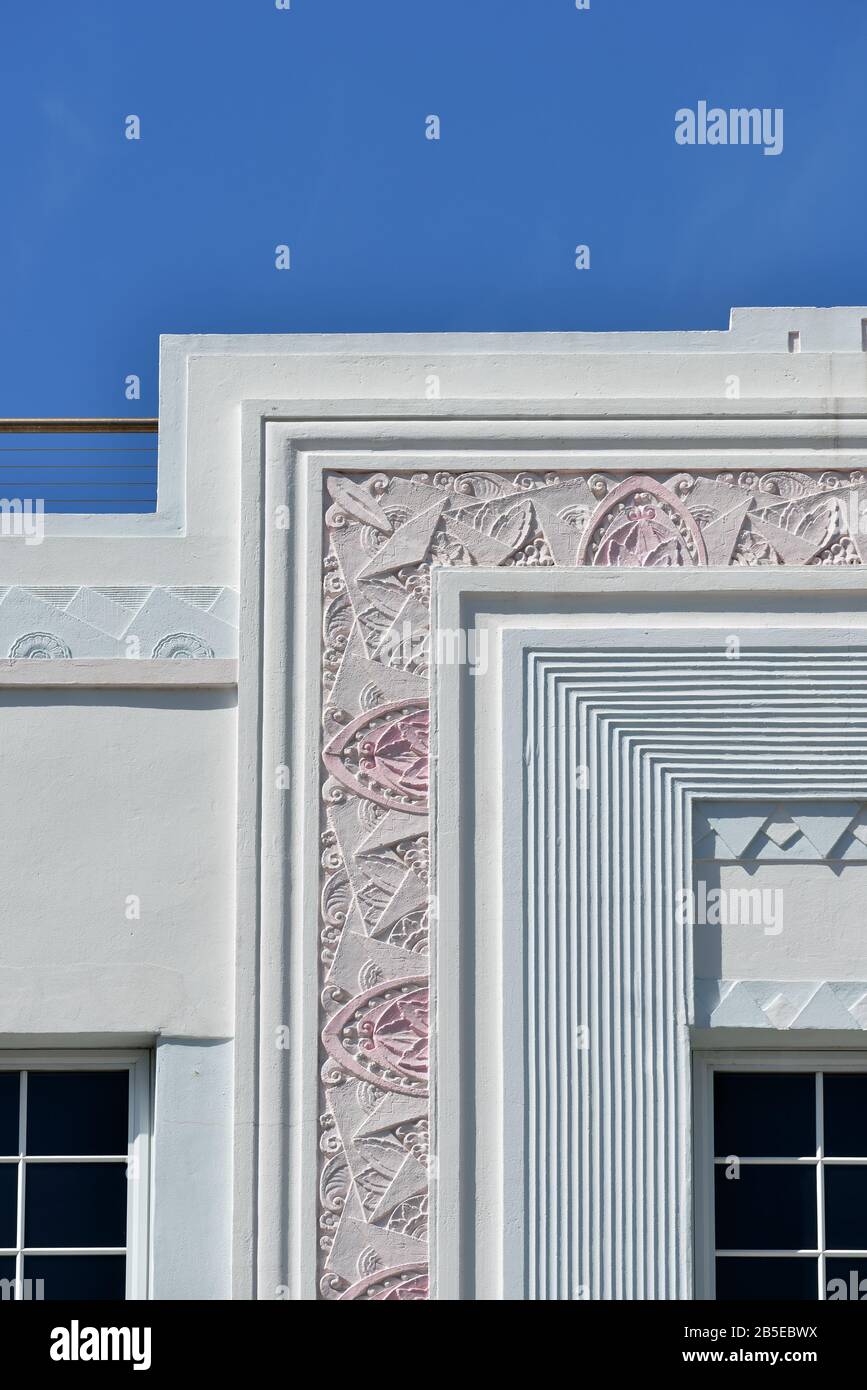 Architecture tropicale déco, détail. Cadre de fenêtre fantaisie et ciso sur la façade du bâtiment, relief ornemental et décoration murale en bleu pastel et rose. M Banque D'Images