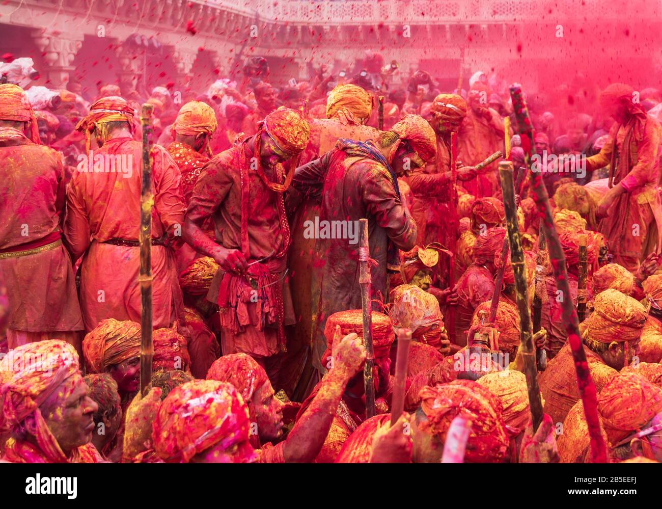 Nandgaon, Uttar Pradesh / Inde - Mar 05 2020: Les hommes de Nandgaon s'assoient dans un Samaaaaj ou une réunion communautaire pendant le festival de Hali Banque D'Images