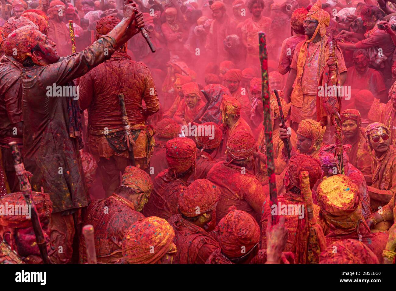 Nandgaon, Uttar Pradesh / Inde - Mar 05 2020: Les hommes de Nandgaon s'assoient dans un Samaaaaj ou une réunion communautaire pendant le festival de Hali Banque D'Images