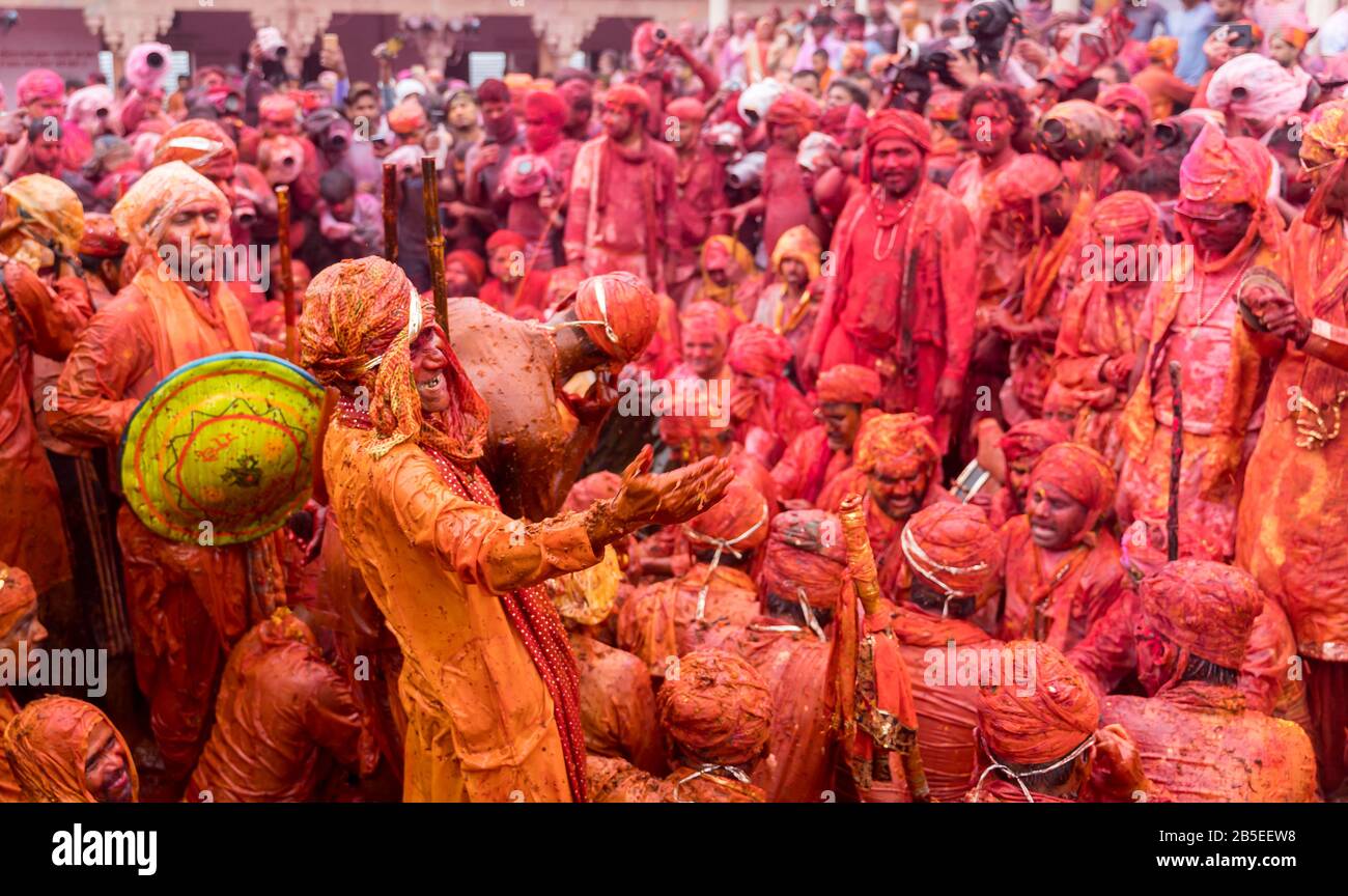 Nandgaon, Uttar Pradesh / Inde - Mar 05 2020: Les hommes de Nandgaon s'assoient dans un Samaaaaj ou une réunion communautaire pendant le festival de Hali Banque D'Images