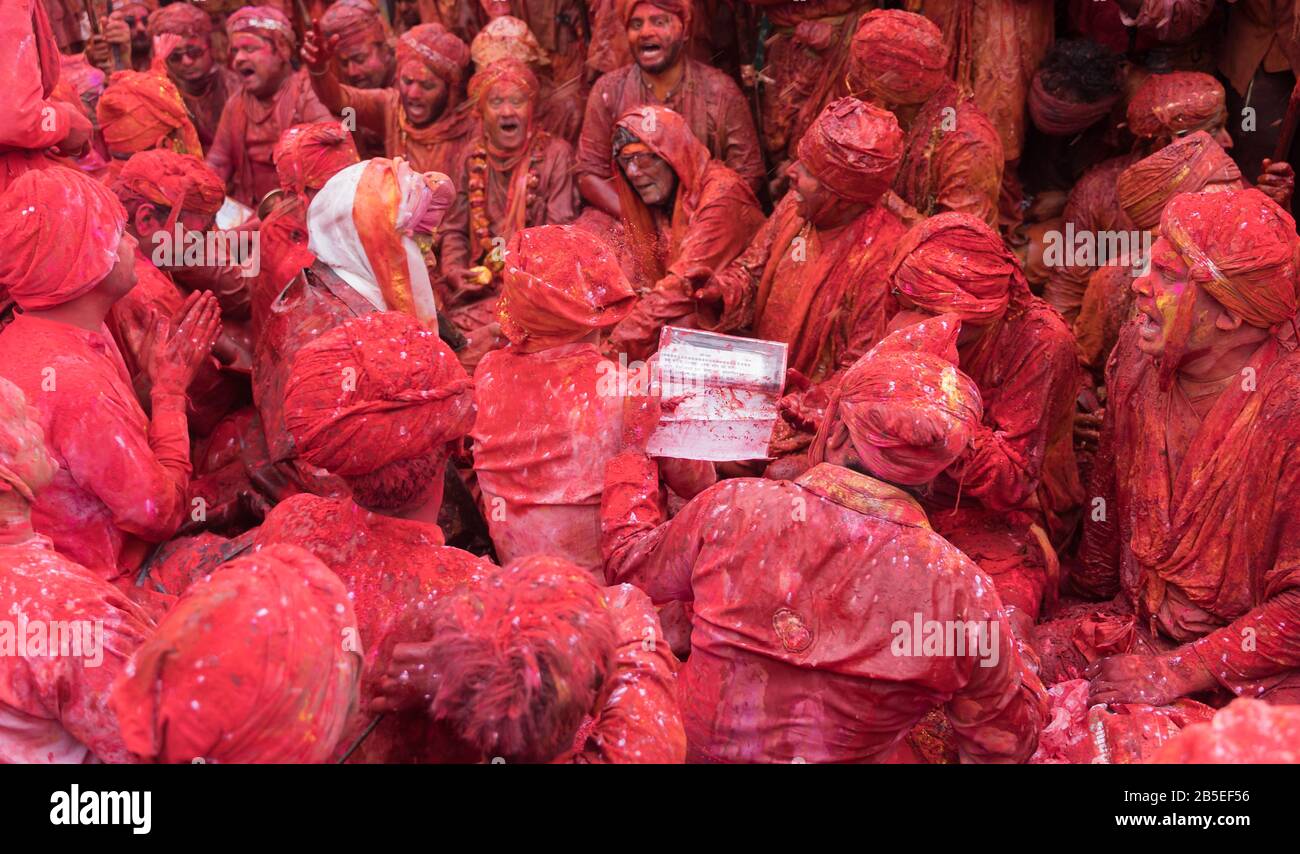 Nandgaon, Uttar Pradesh / Inde - Mar 05 2020: Les hommes de Nandgaon s'assoient dans un Samaaaaj ou une réunion communautaire pendant le festival de Hali Banque D'Images