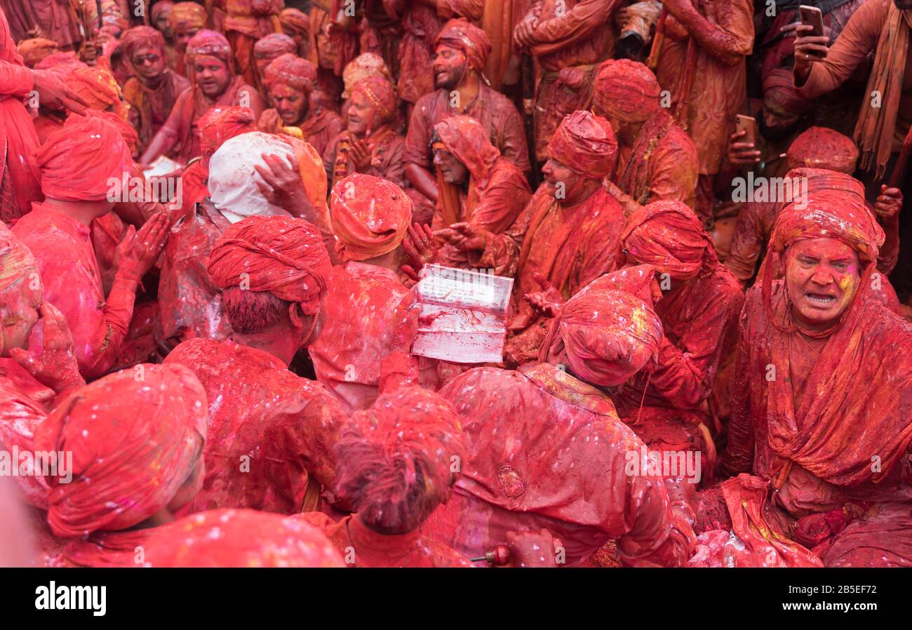 Nandgaon, Uttar Pradesh / Inde - Mar 05 2020: Les hommes de Nandgaon s'assoient dans un Samaaaaj ou une réunion communautaire pendant le festival de Hali Banque D'Images